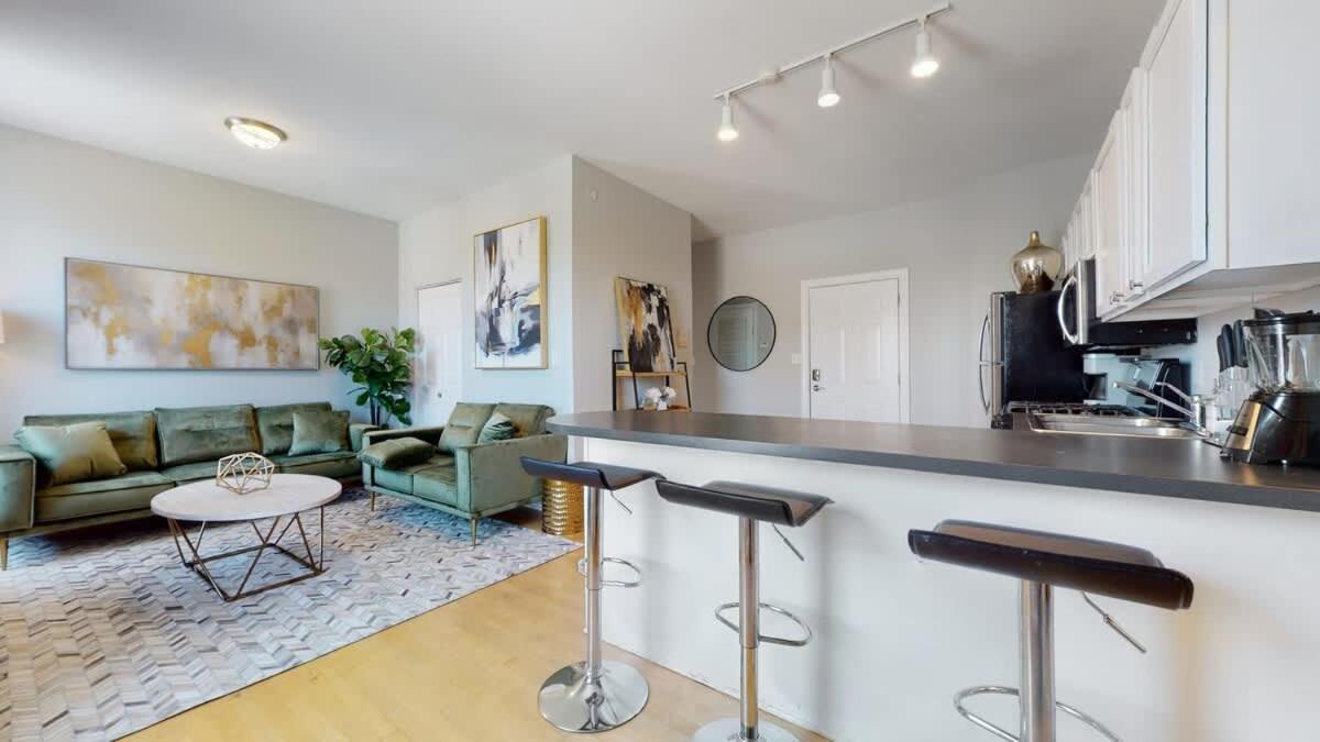 Sleek Urban Retreat Steps From Il Med District Apartment *