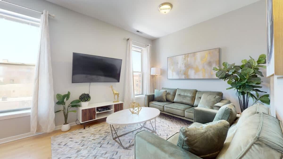 Apartment Sleek Urban Retreat Steps From Il Med District *
