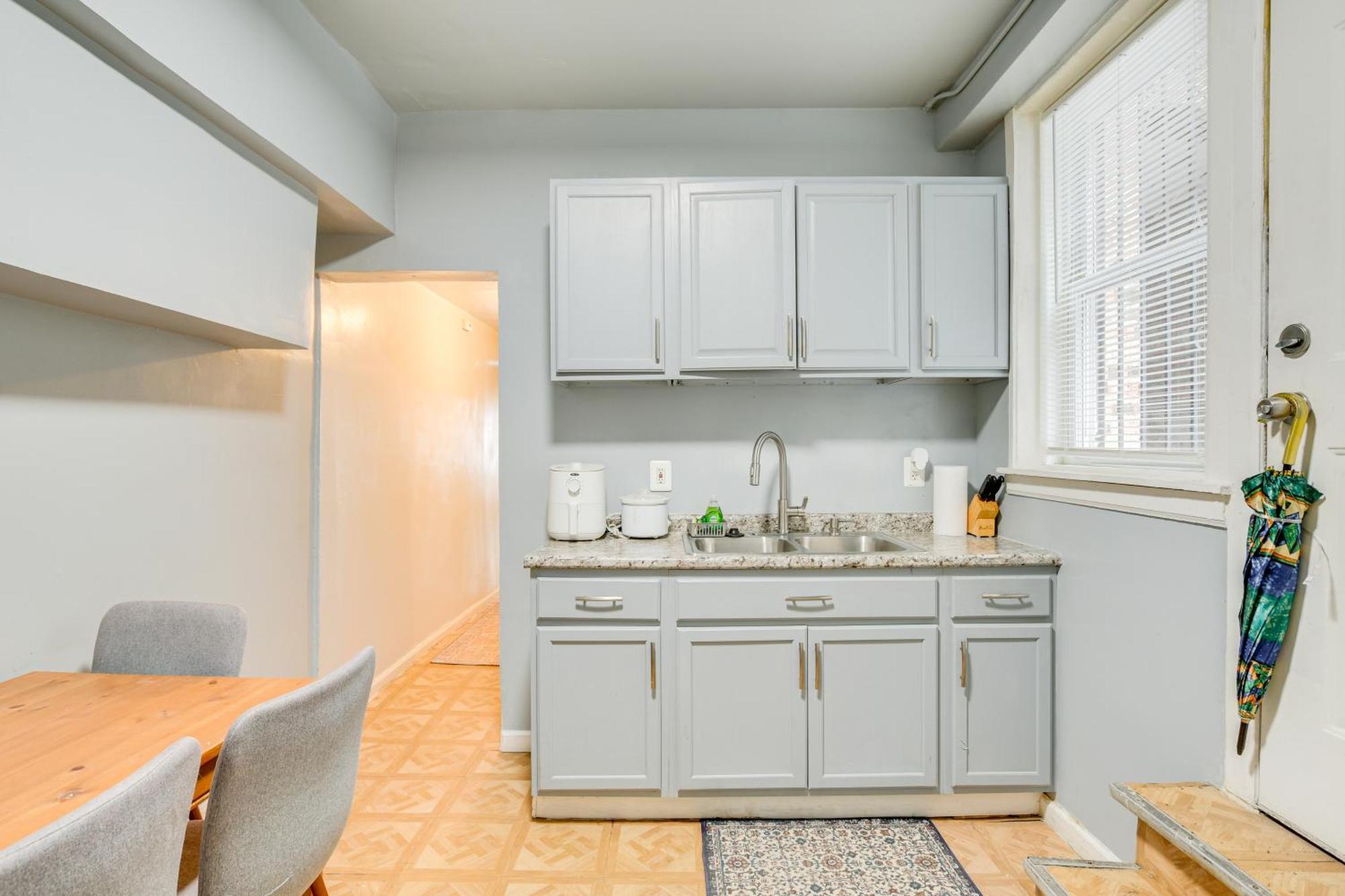 Apartment 5 Mi To Loop Walk To Public Transit! *