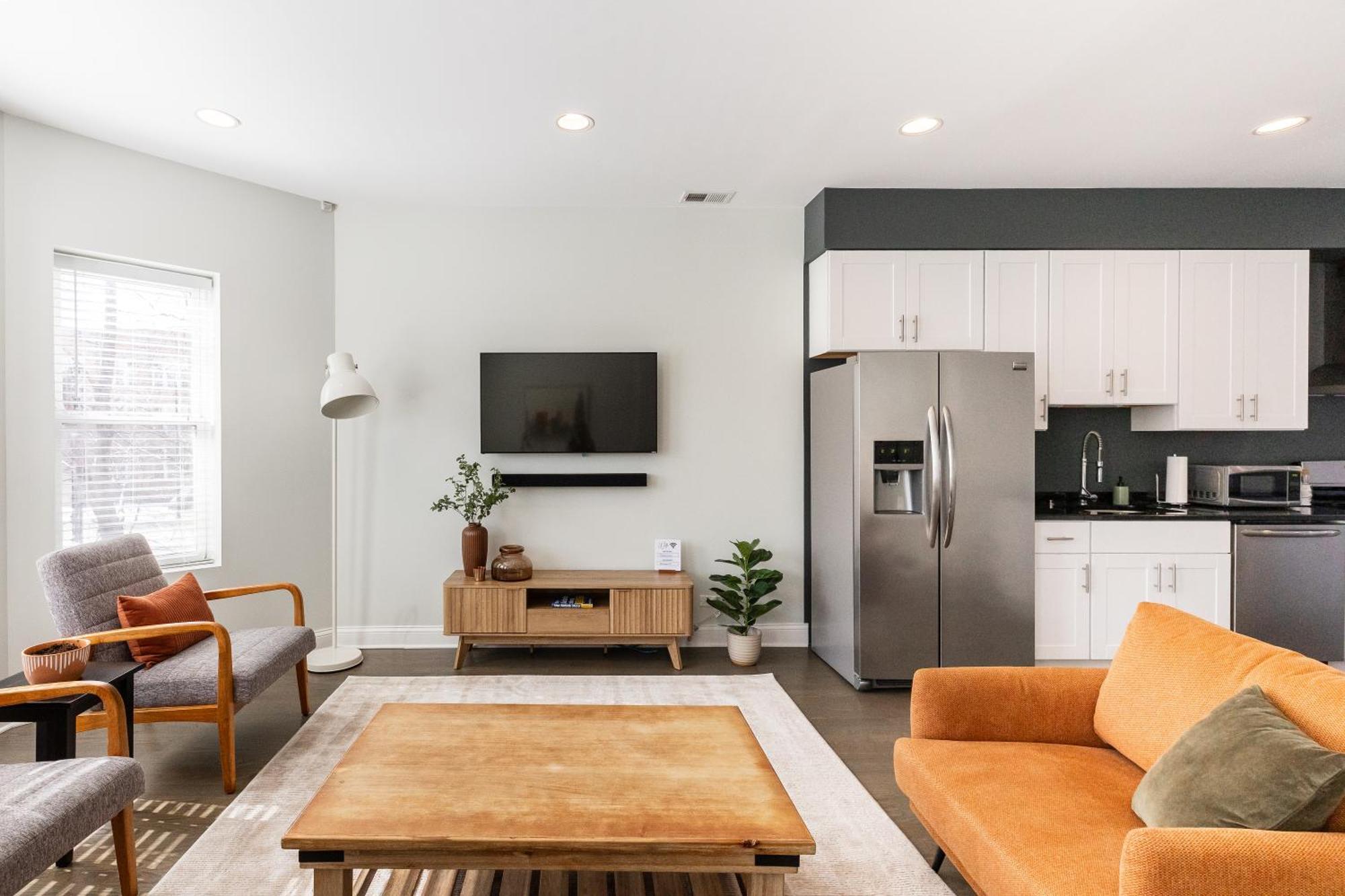 Uptown Bright & Modern - Steps To Lake, Train, Amazing Food & Free Parking *