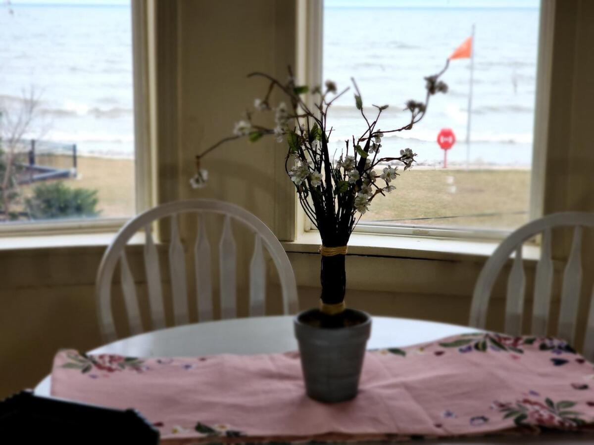 Charming Lakefront Stunning View