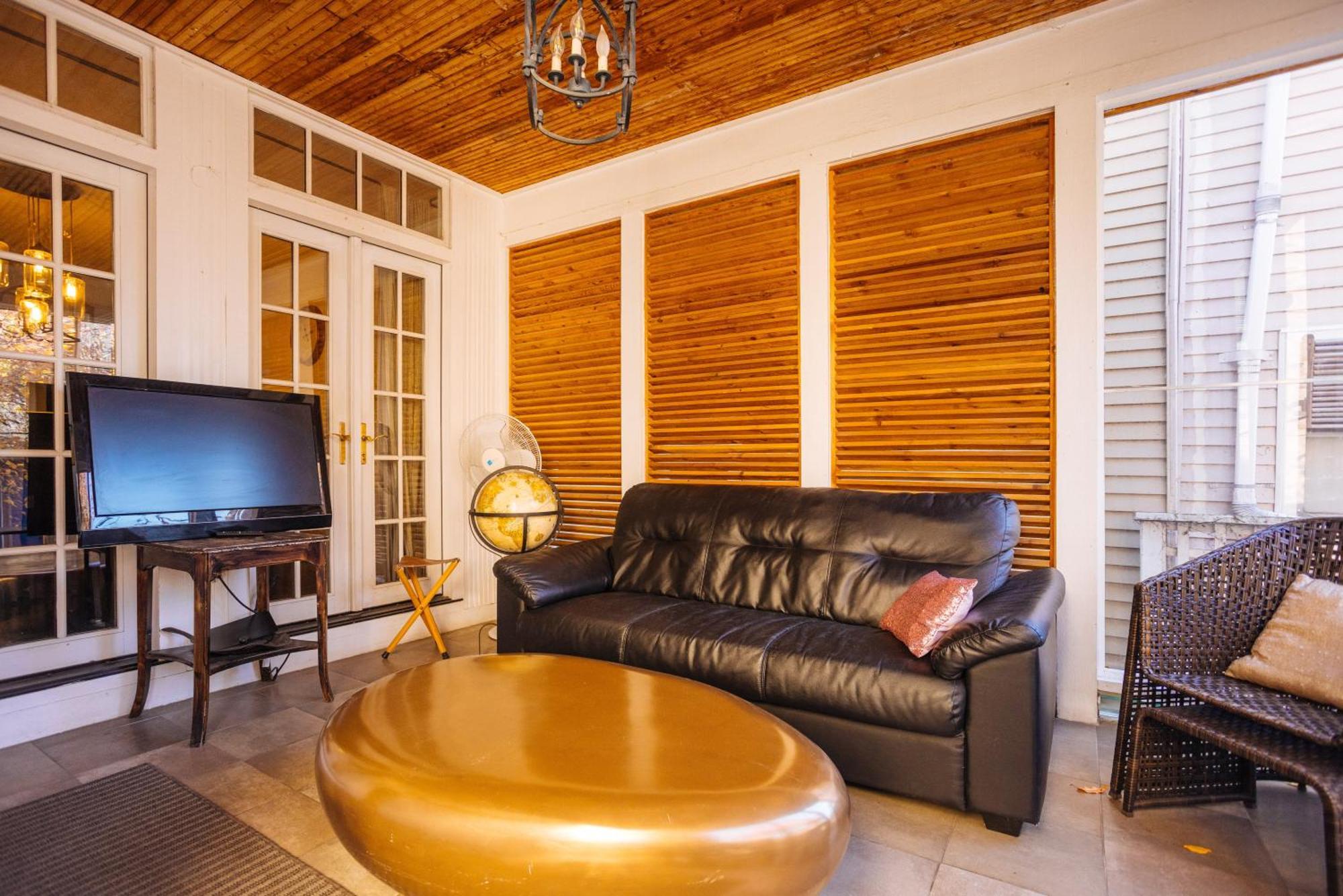 3 Bedroom Spacious In Ideal Location W Free Parking Back Yard Pets Welcome Holiday home