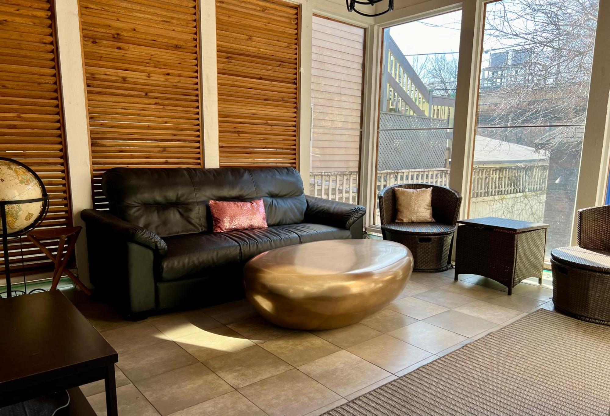 Holiday home 3 Bedroom Spacious In Ideal Location W Free Parking Back Yard Pets Welcome Chicago