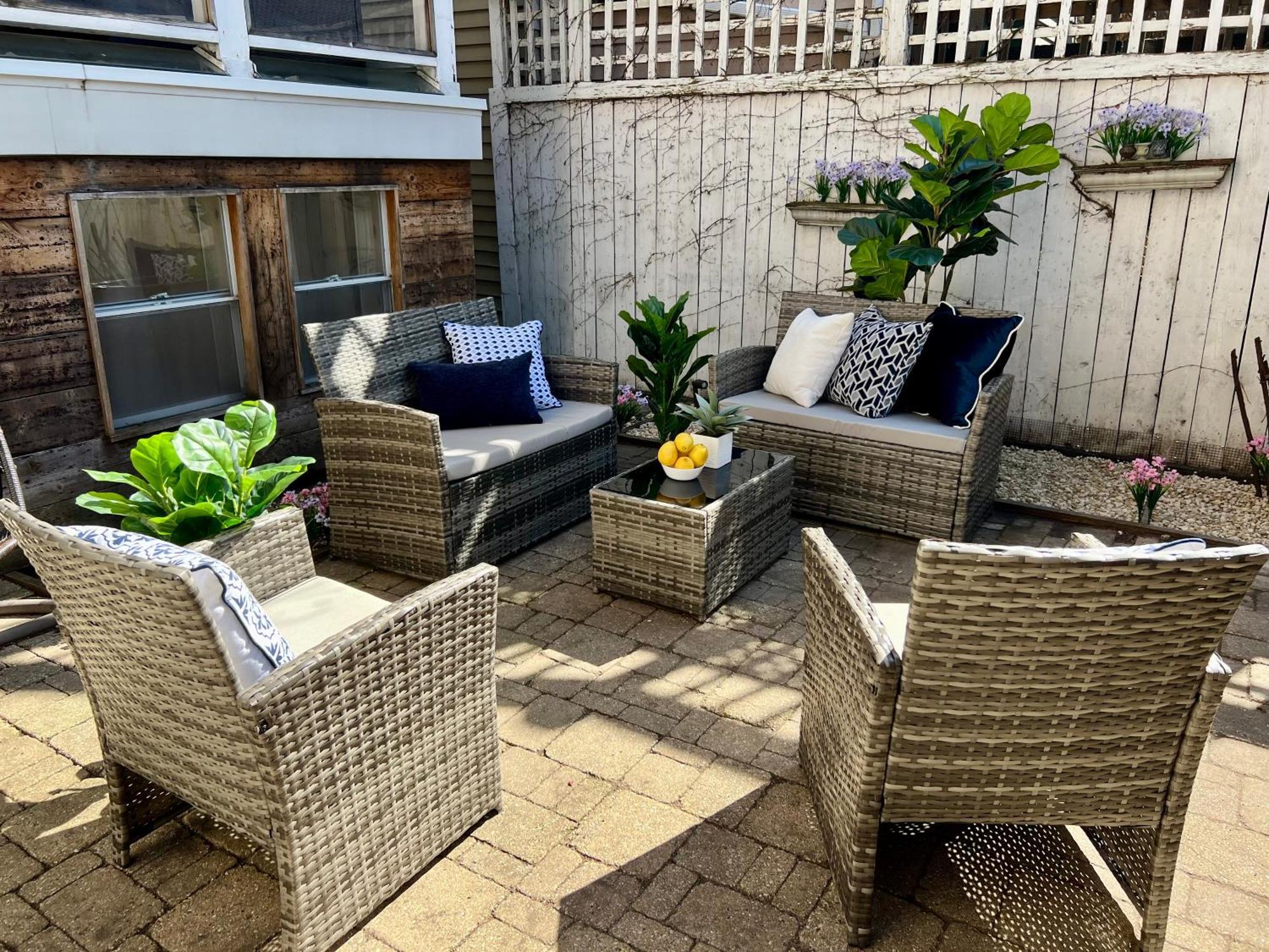 3 Bedroom Spacious In Ideal Location W Free Parking Back Yard Pets Welcome *