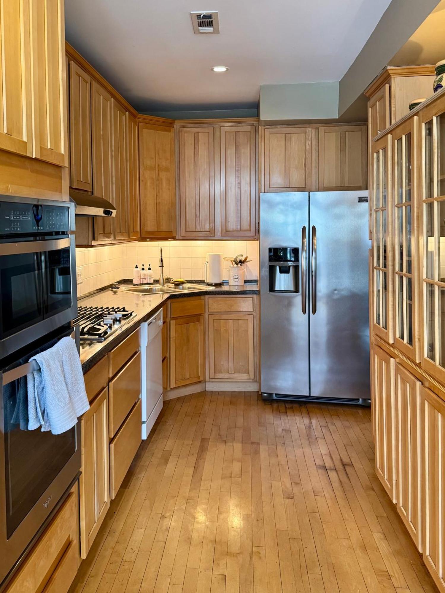 3 Bedroom Spacious In Ideal Location W Free Parking Back Yard Pets Welcome