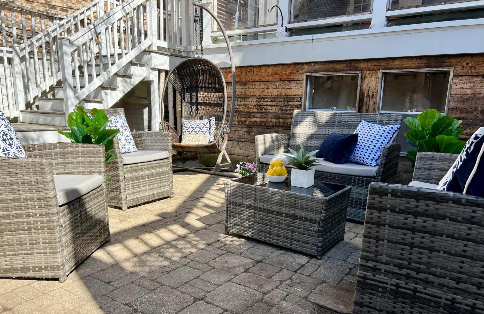 3 Bedroom Spacious In Ideal Location W Free Parking Back Yard Pets Welcome Holiday home *
