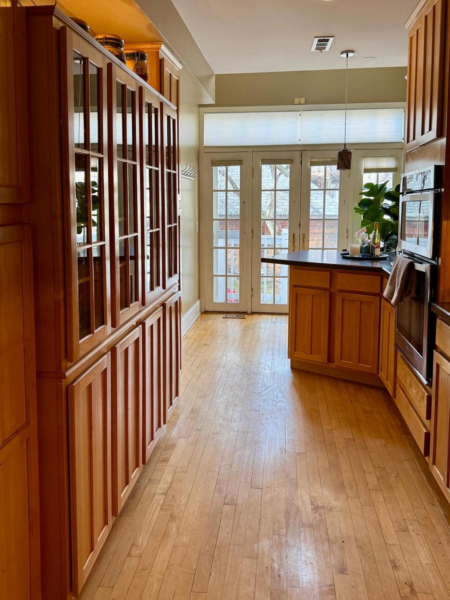 3 Bedroom Spacious In Ideal Location W Free Parking Back Yard Pets Welcome Holiday home Chicago