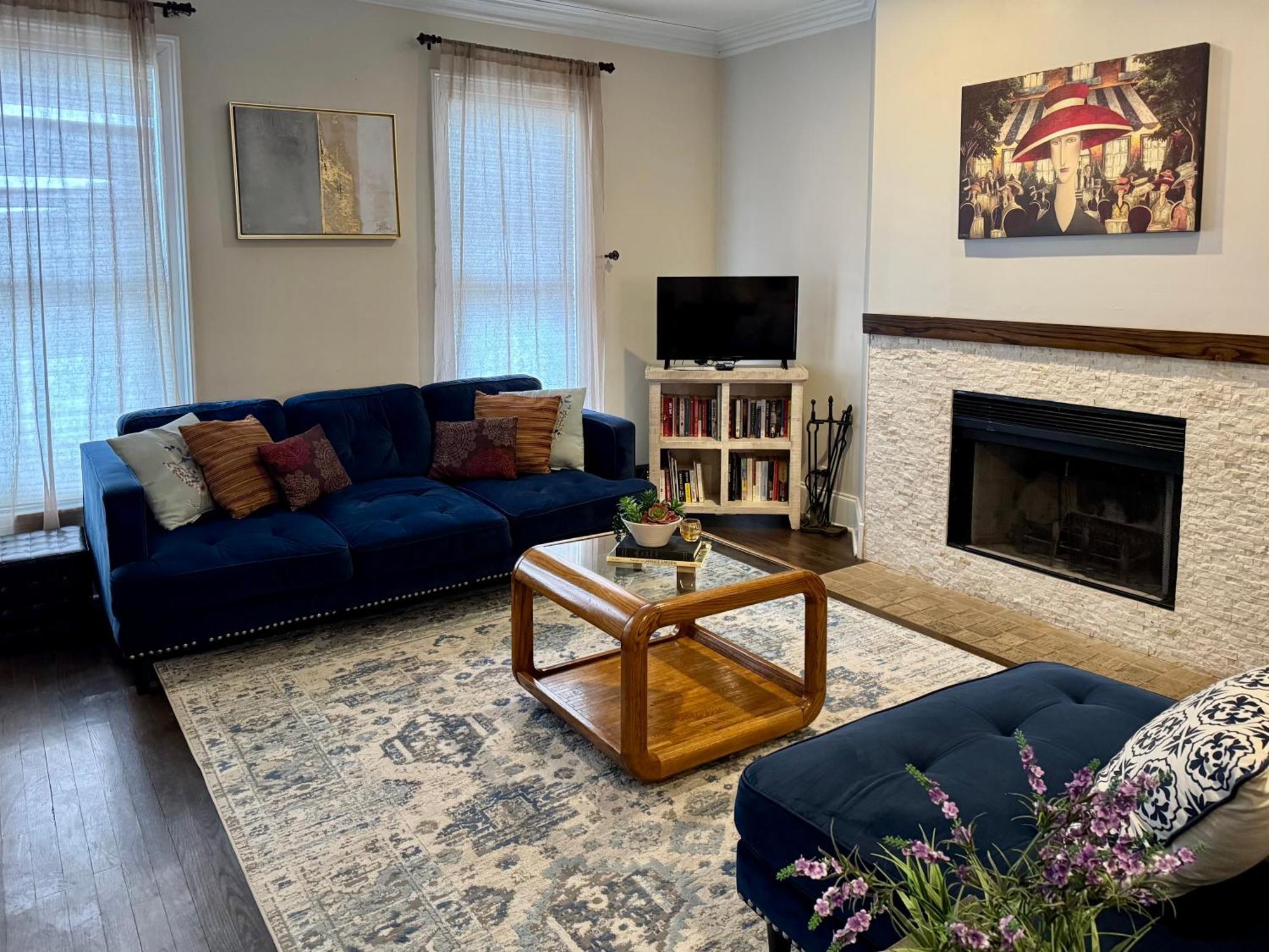 3 Bedroom Spacious In Ideal Location W Free Parking Back Yard Pets Welcome Holiday home *