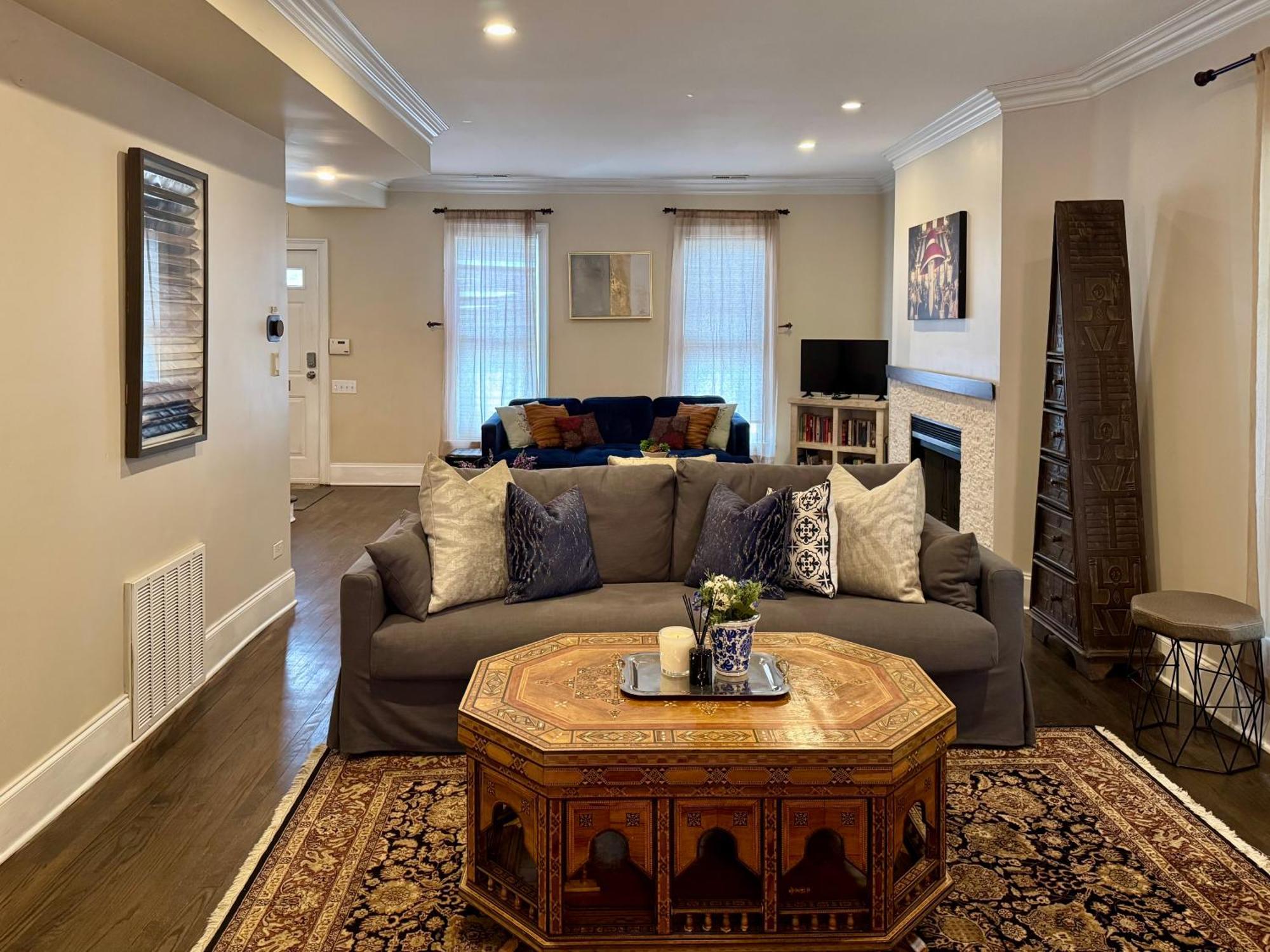3 Bedroom Spacious In Ideal Location W Free Parking Back Yard Pets Welcome Holiday home Chicago