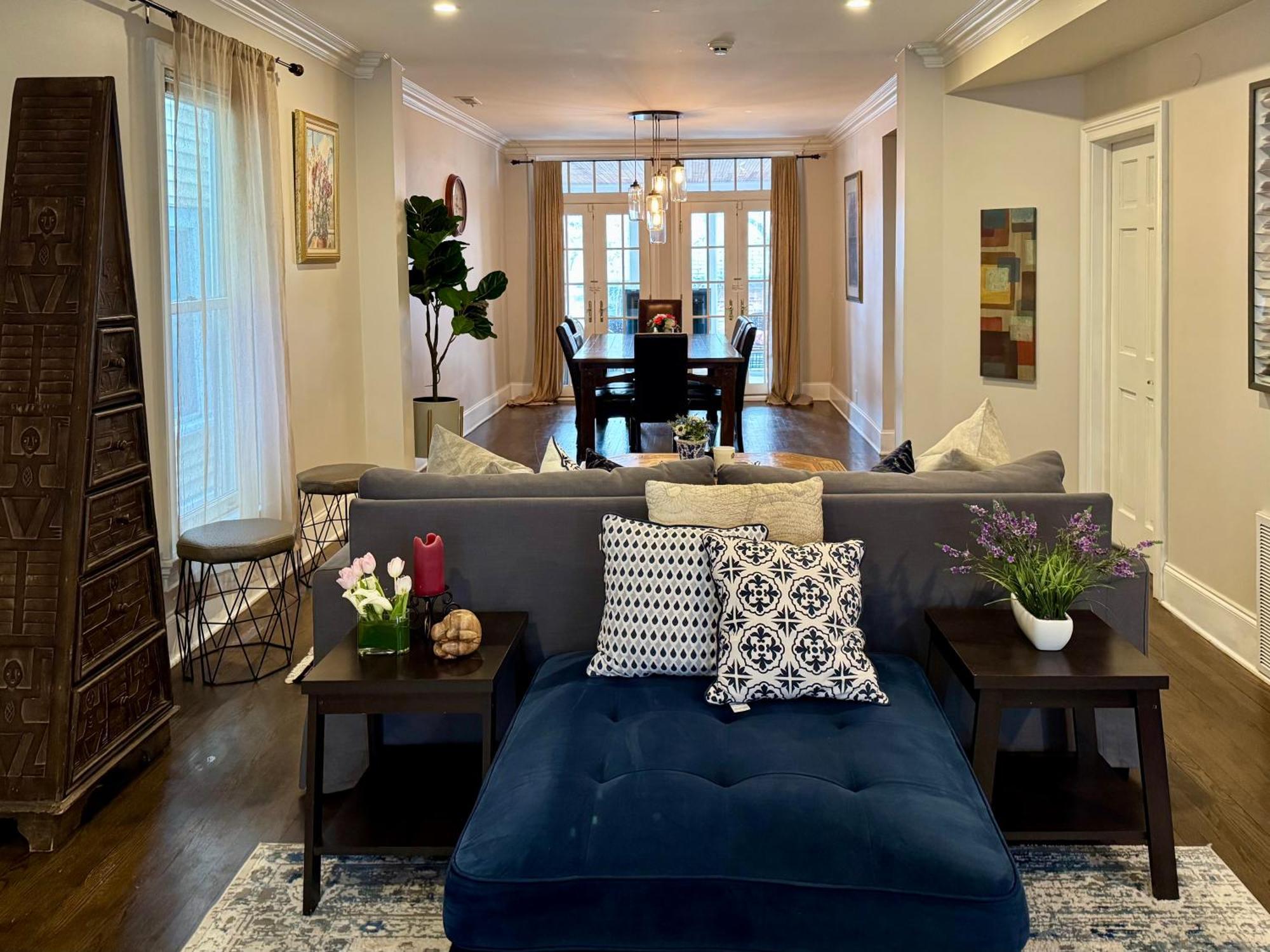 3 Bedroom Spacious In Ideal Location W Free Parking Back Yard Pets Welcome Holiday home *