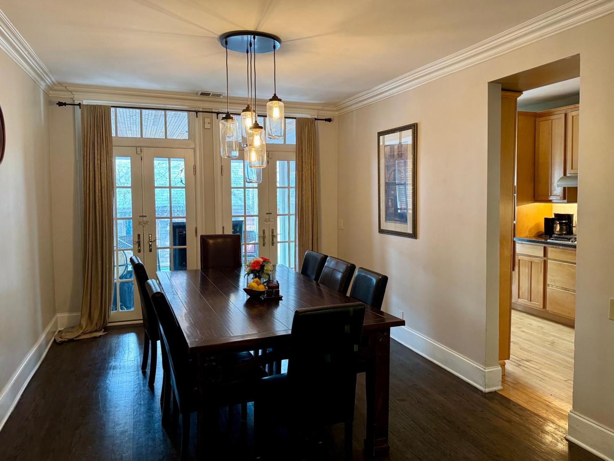 3 Bedroom Spacious In Ideal Location W Free Parking Back Yard Pets Welcome Holiday home Chicago