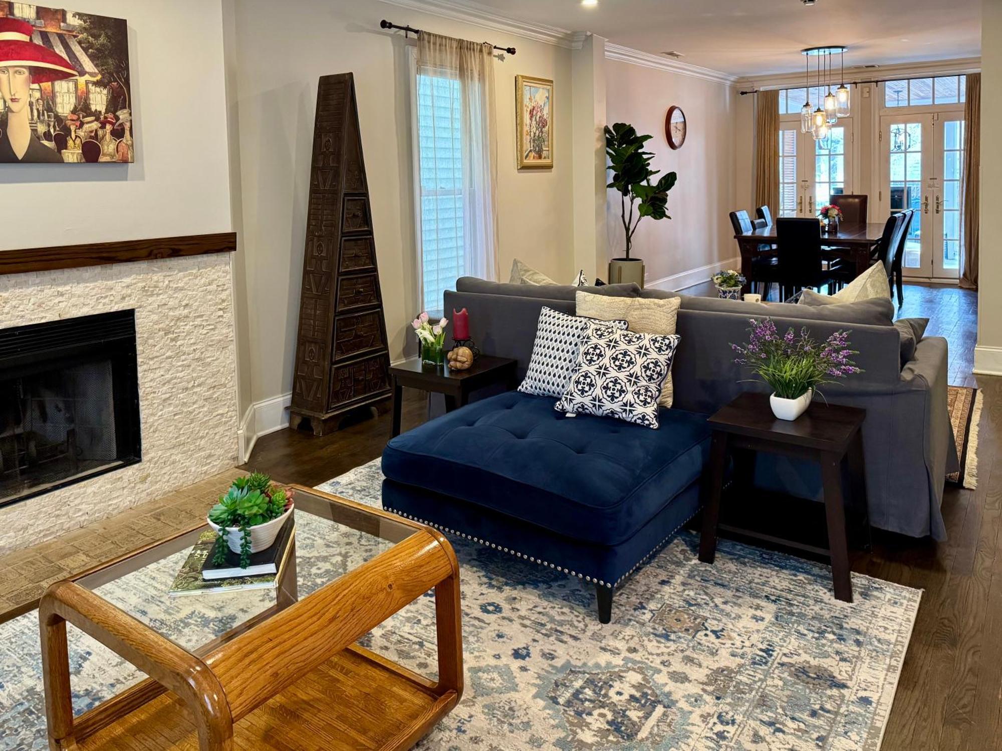 3 Bedroom Spacious In Ideal Location W Free Parking Back Yard Pets Welcome *