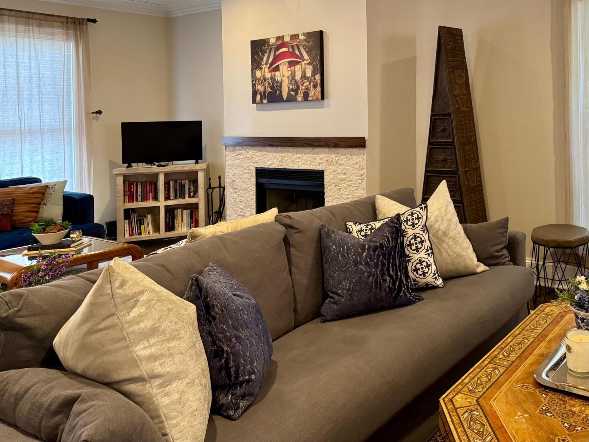 3 Bedroom Spacious In Ideal Location W Free Parking Back Yard Pets Welcome
