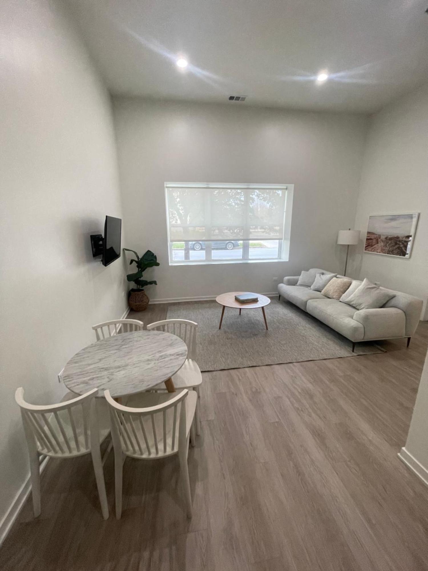 Modern Close To Downtown Apartment
