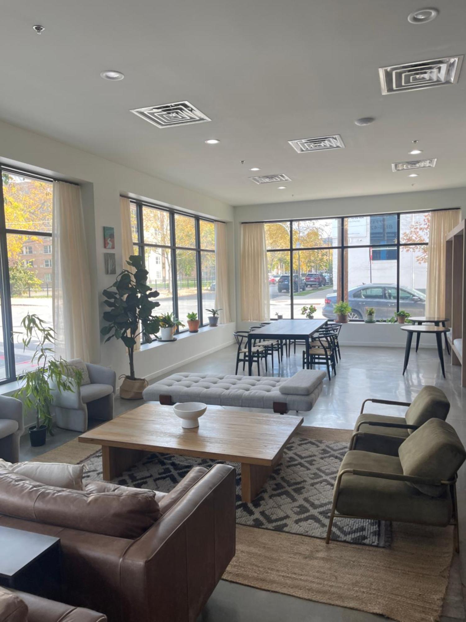 Modern Close To Downtown Apartment