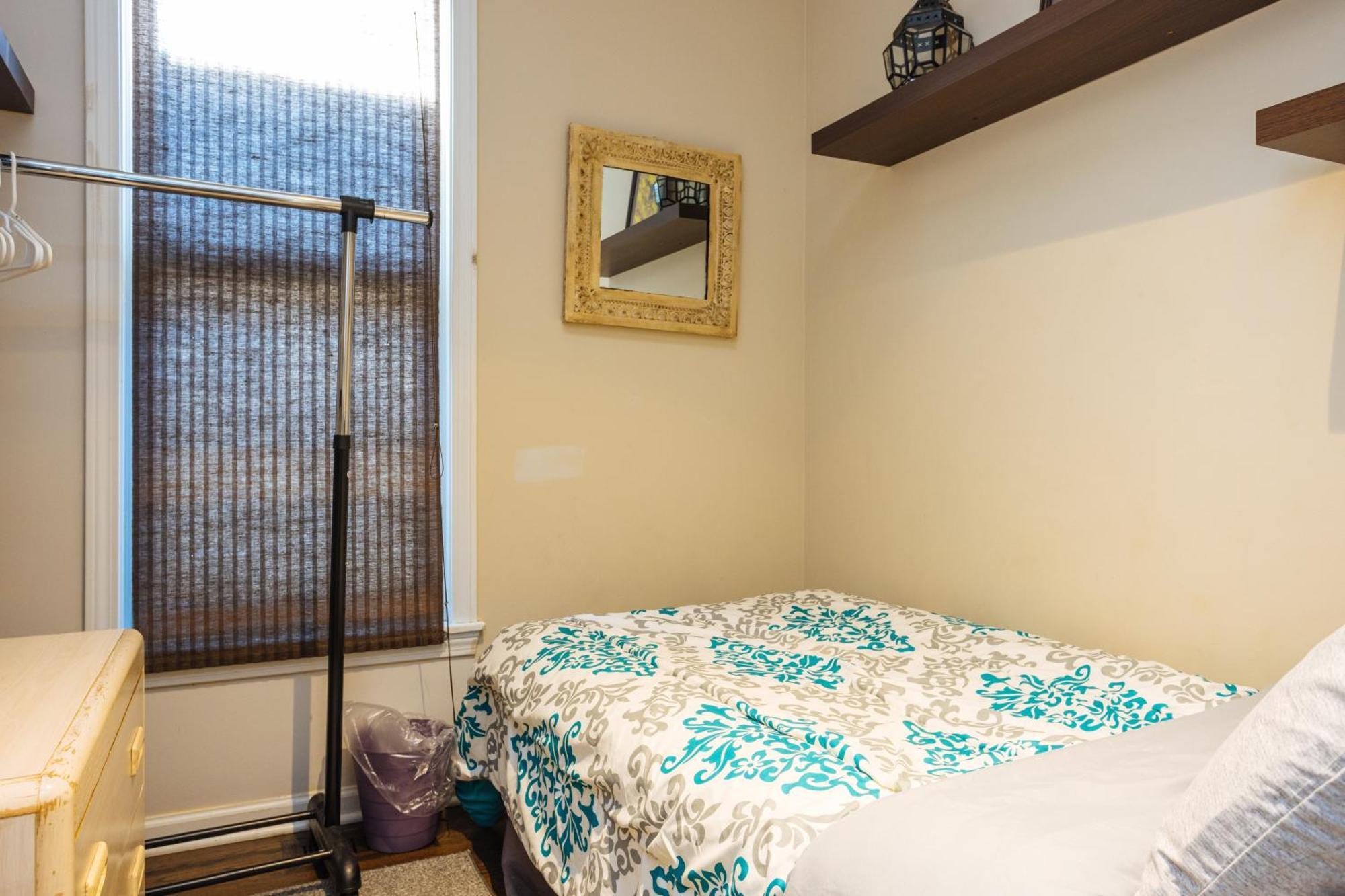 Holiday home 3 Bedroom Spacious In Ideal Location W Free Parking Back Yard Pets Welcome