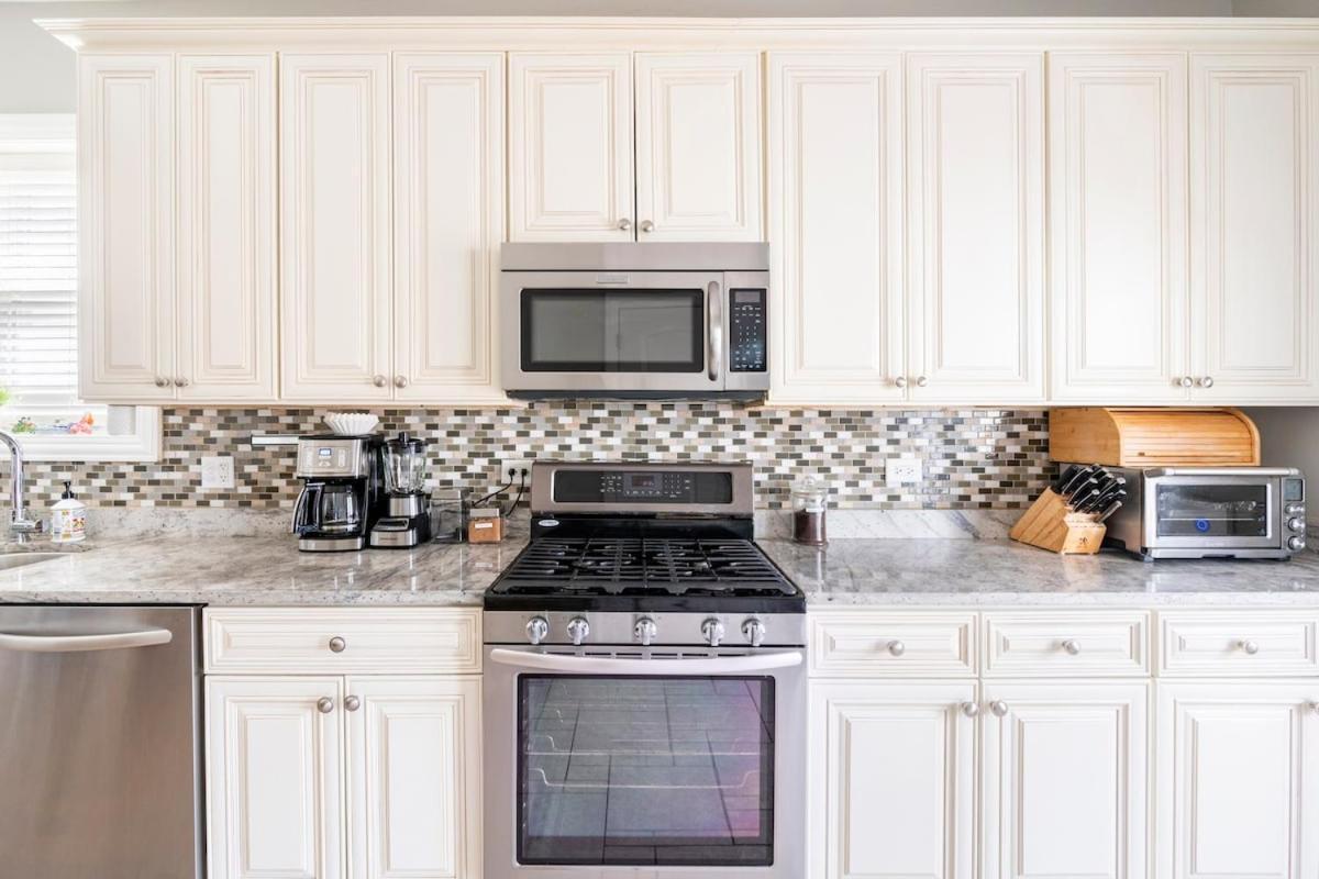 H&h 1896 - Spacious, Fully Stocked, & Free Parking Chicago