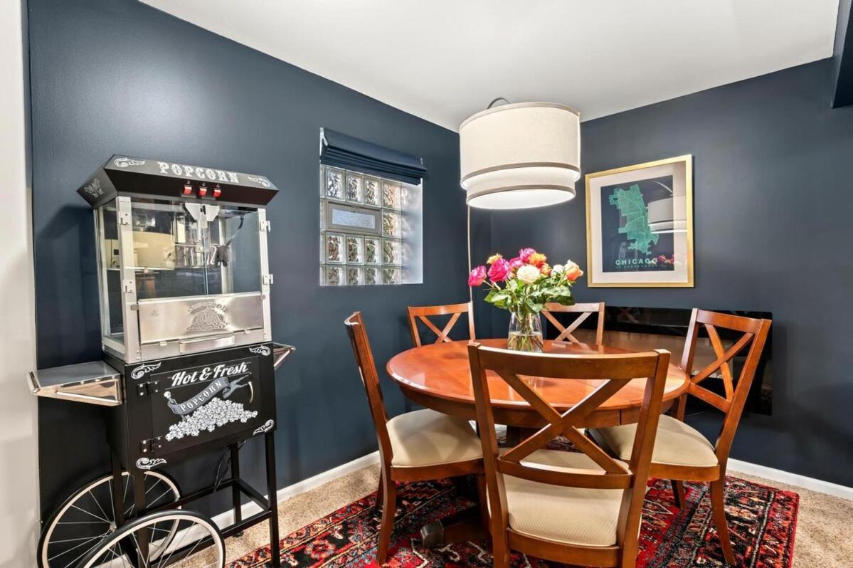 H&h 1896 - Spacious, Fully Stocked, & Free Parking * Chicago