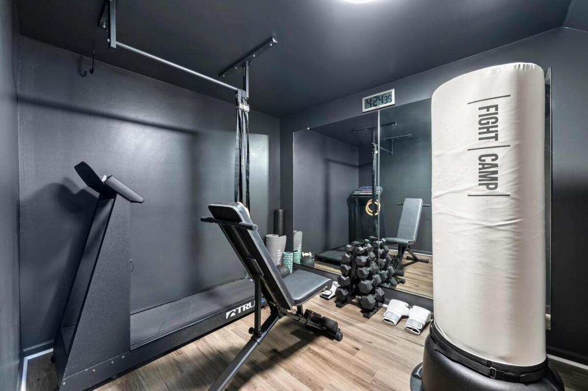 H&h 1896 - Spacious, Fully Stocked, & Free Parking * Chicago