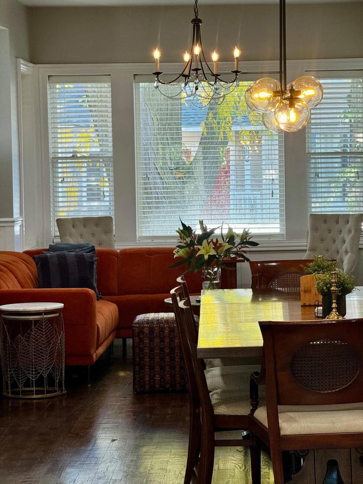 H&h 1896 - Spacious, Fully Stocked, & Free Parking * Chicago
