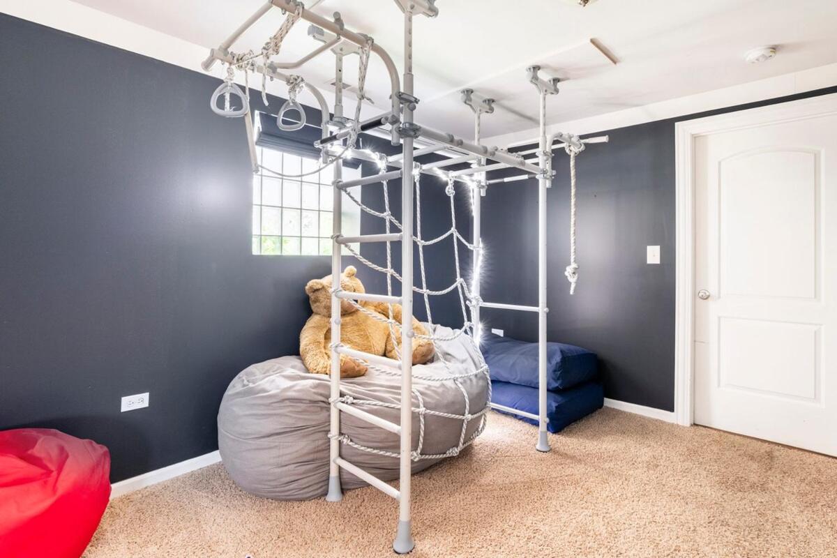 H&h 1896 - Spacious, Fully Stocked, & Free Parking * Chicago