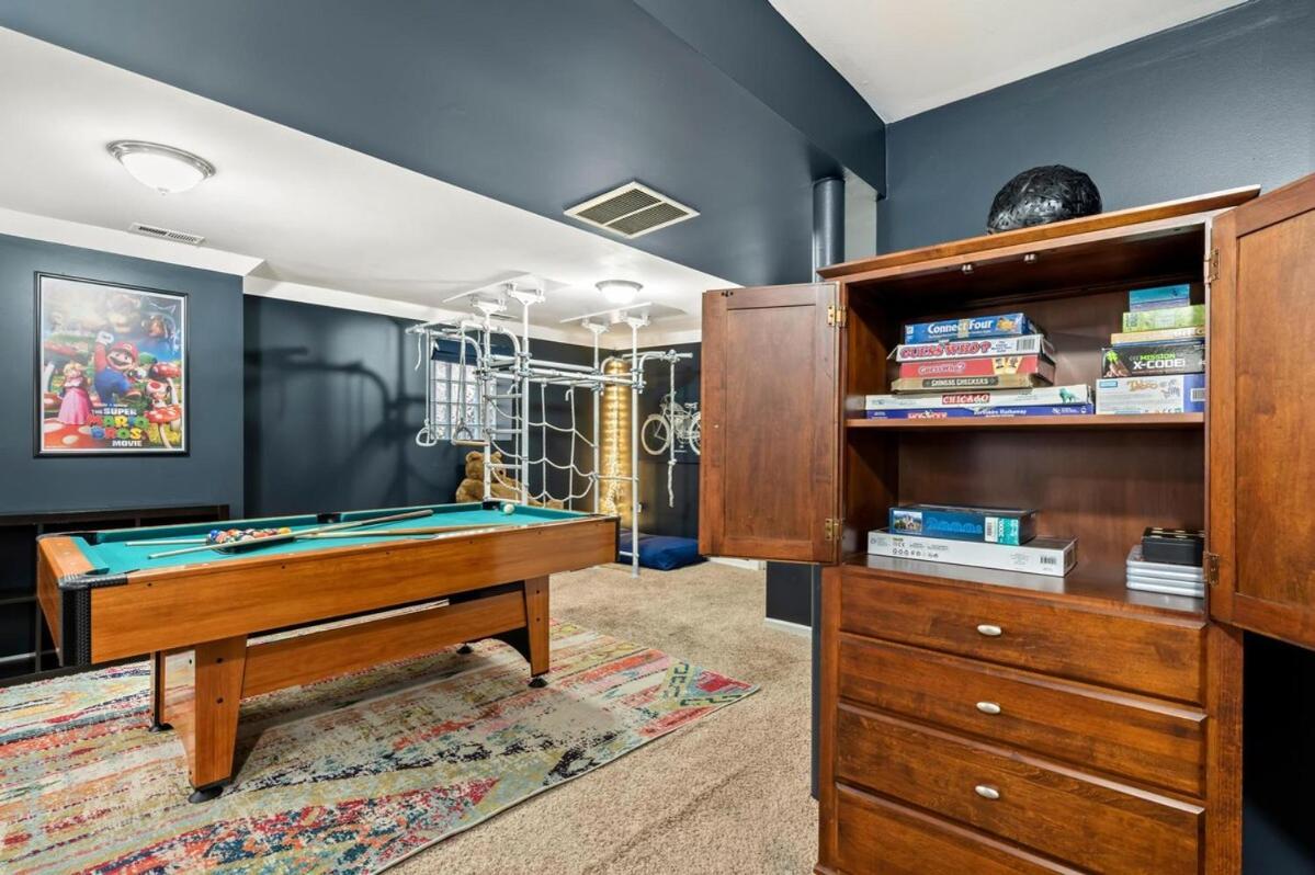 H&h 1896 - Spacious, Fully Stocked, & Free Parking Chicago