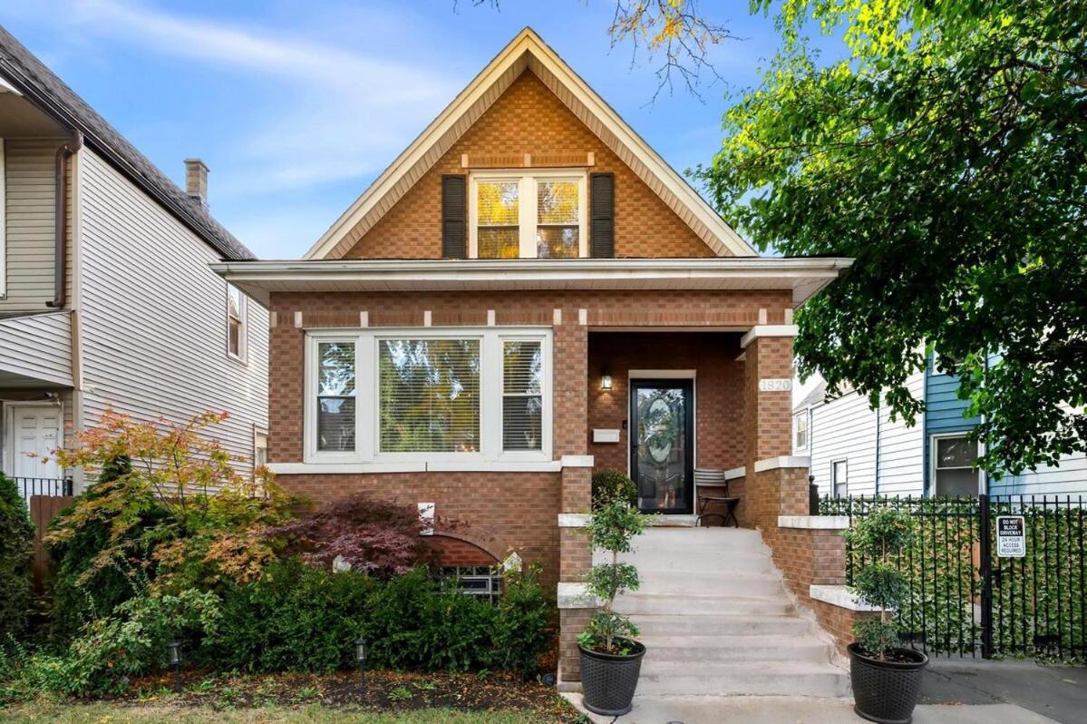 H&h 1896 - Spacious, Fully Stocked, & Free Parking Chicago