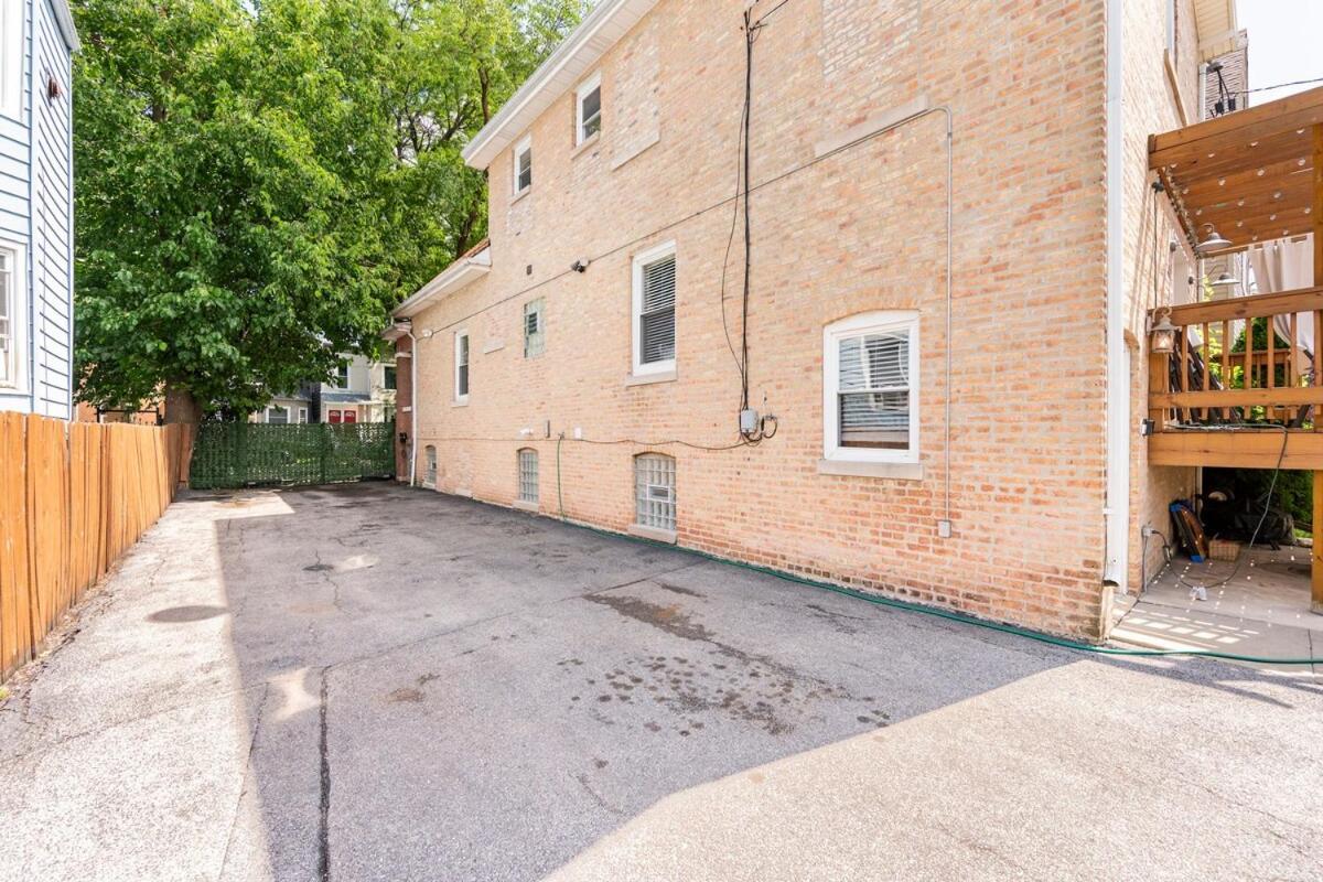 H&h 1896 - Spacious, Fully Stocked, & Free Parking Chicago