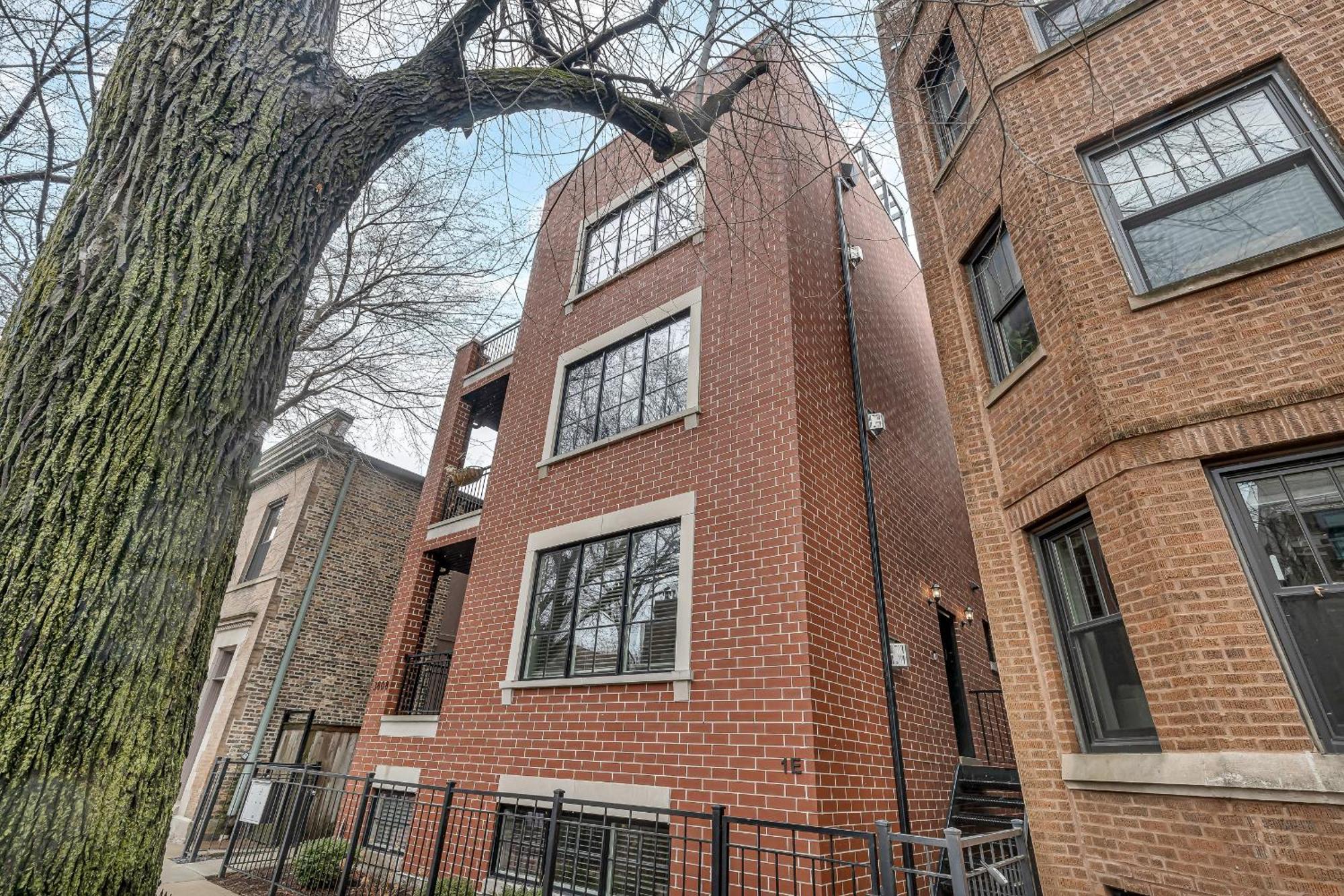 Elegant Condo-steps From Wrigley Field, 32 Nights Chicago