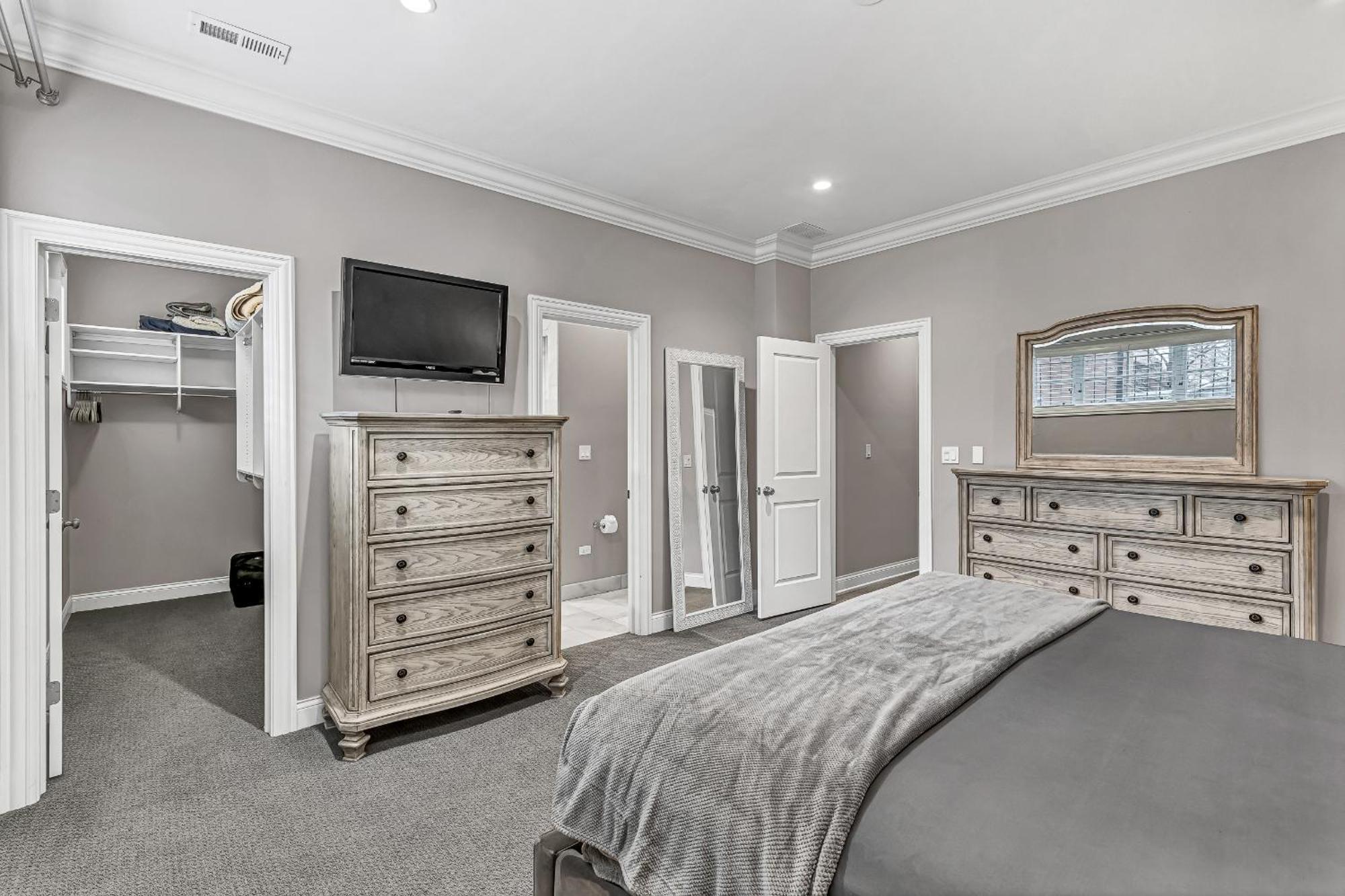 Elegant Condo-steps From Wrigley Field, 32 Nights