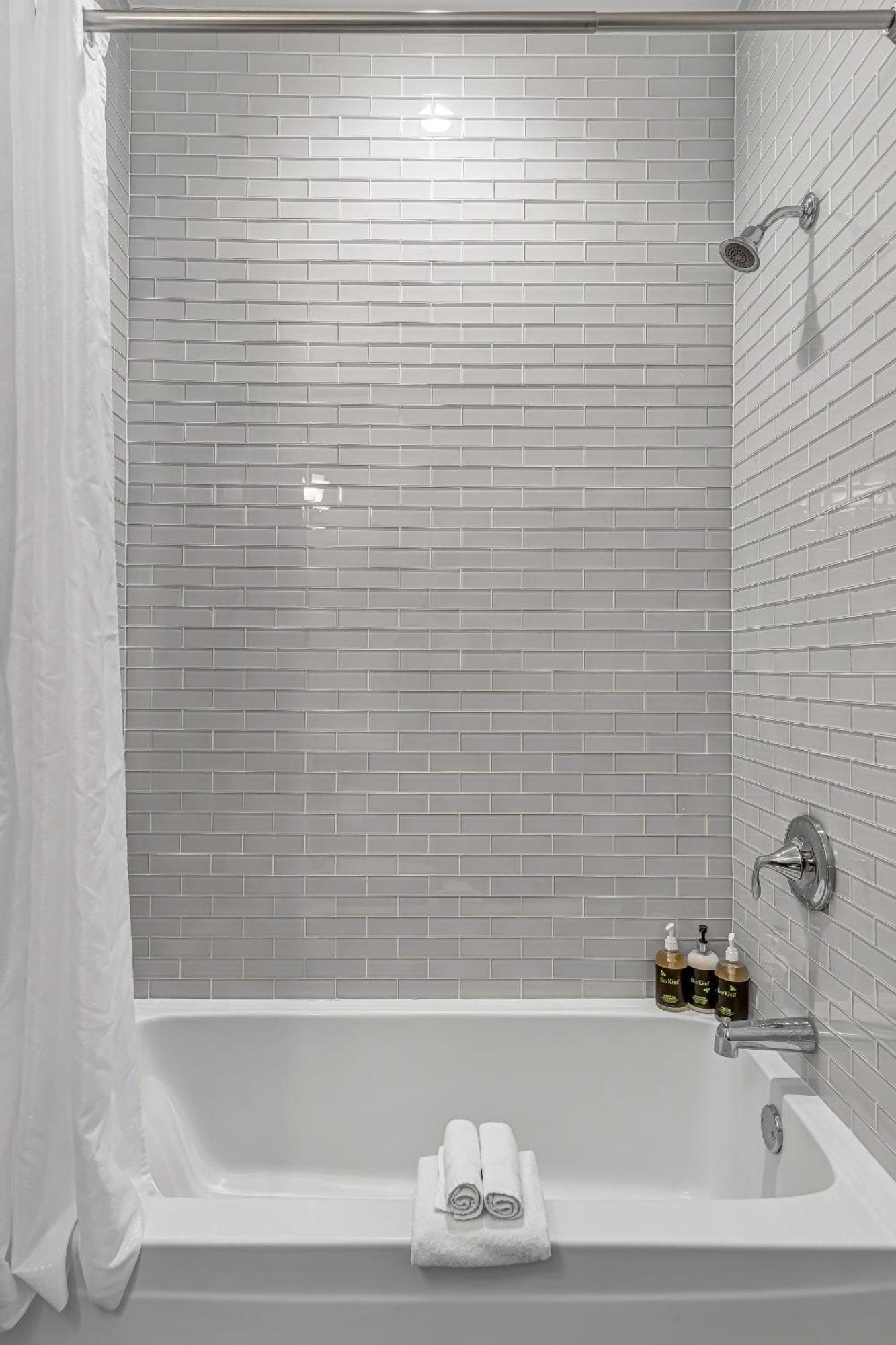 Elegant Condo-steps From Wrigley Field, 32 Nights