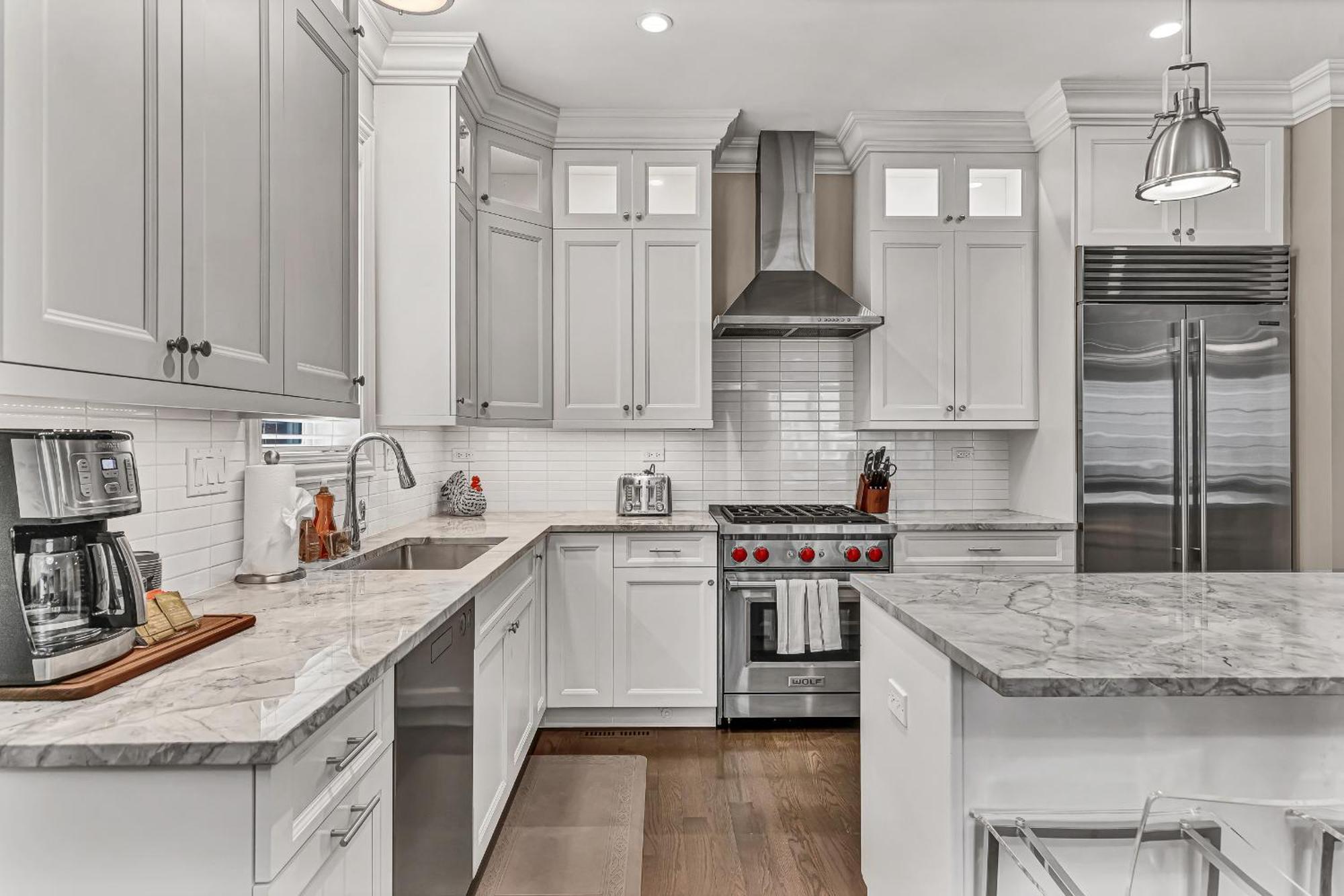 Elegant Condo-steps From Wrigley Field, 32 Nights Apartment Chicago