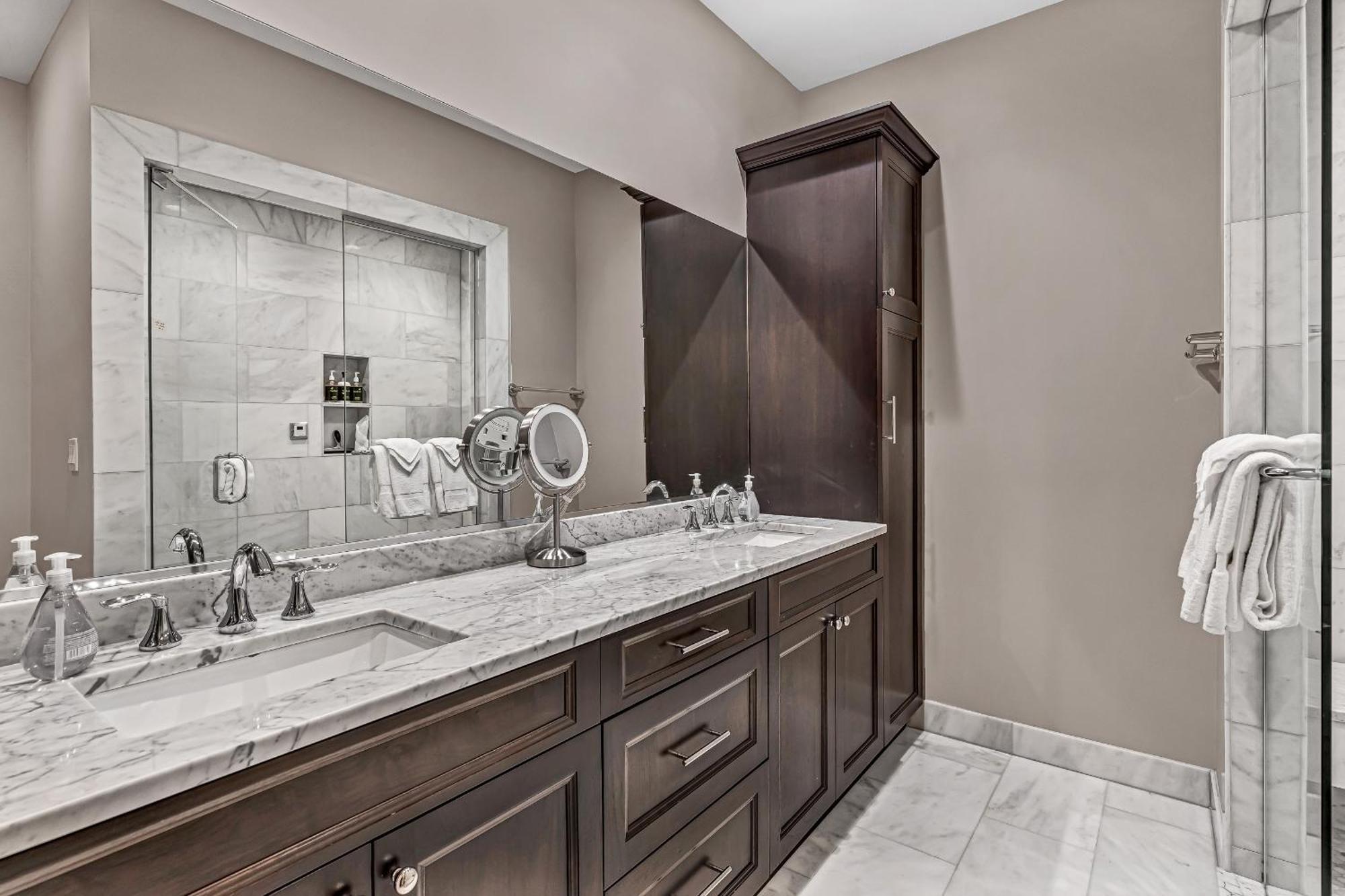 Elegant Condo-steps From Wrigley Field, 32 Nights * Chicago