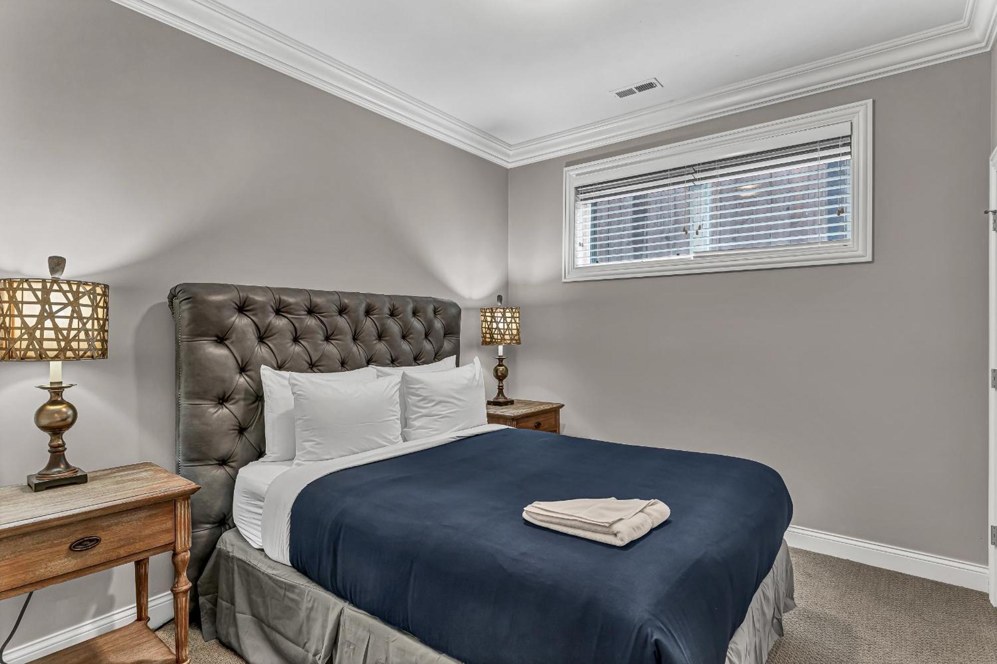 Elegant Condo-steps From Wrigley Field, 32 Nights