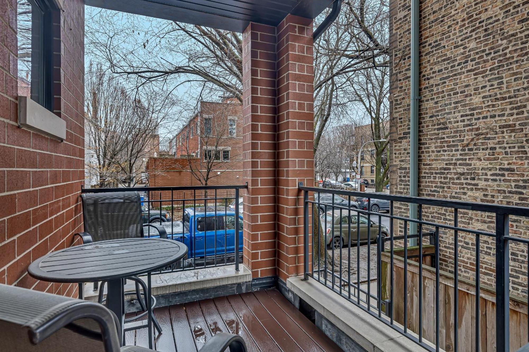 Apartment Elegant Condo-steps From Wrigley Field, 32 Nights