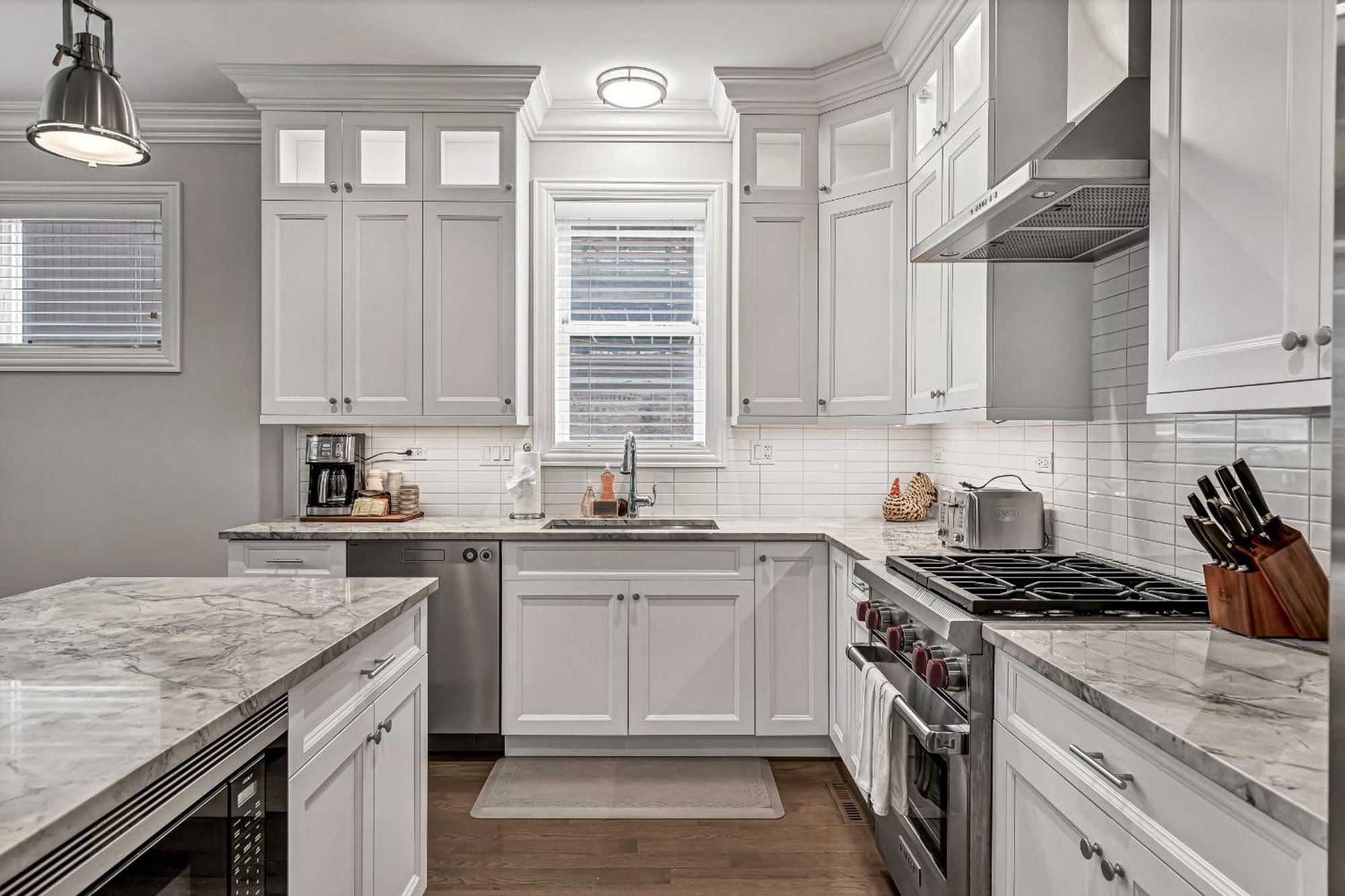 Elegant Condo-steps From Wrigley Field, 32 Nights *