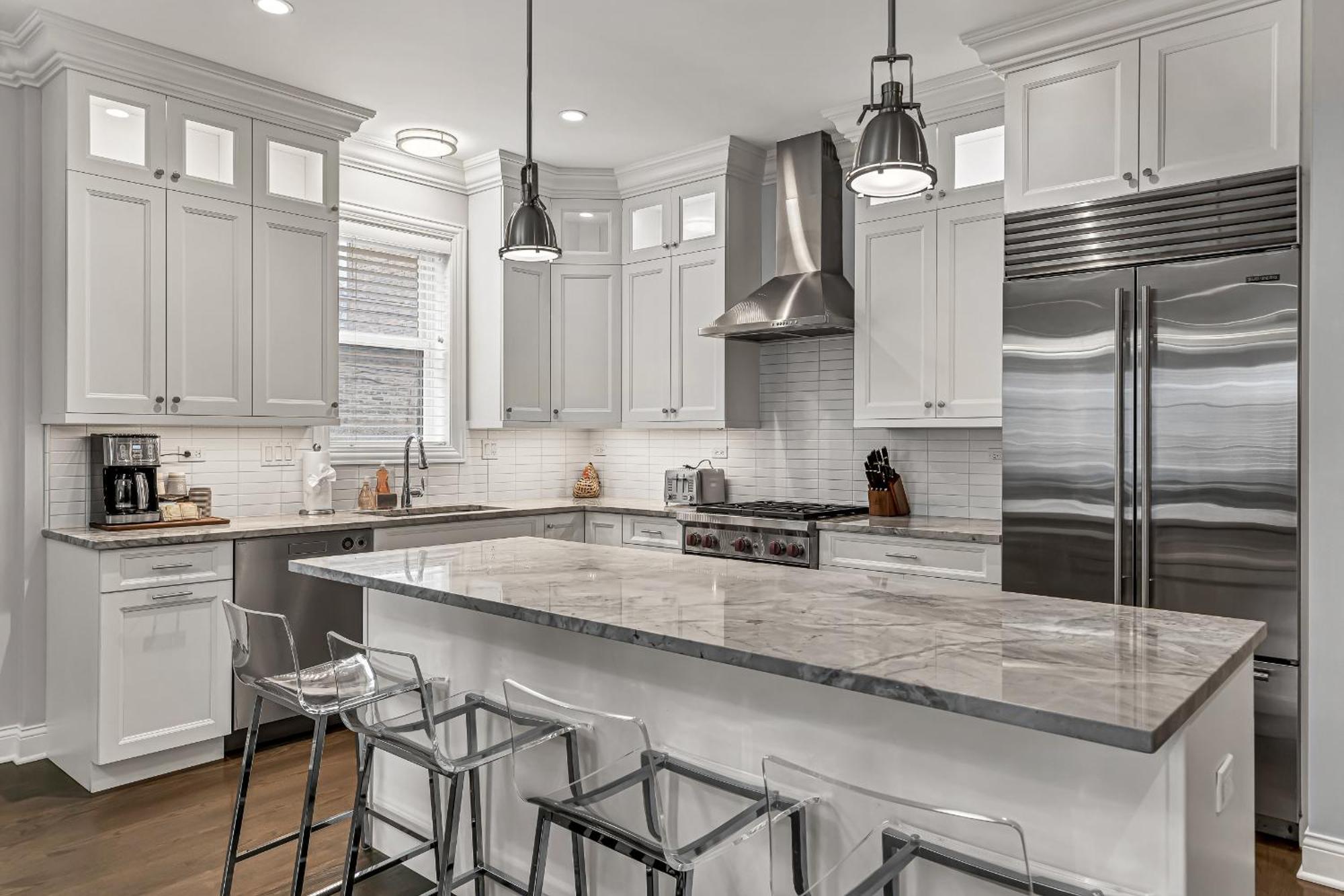 Elegant Condo-steps From Wrigley Field, 32 Nights Apartment *