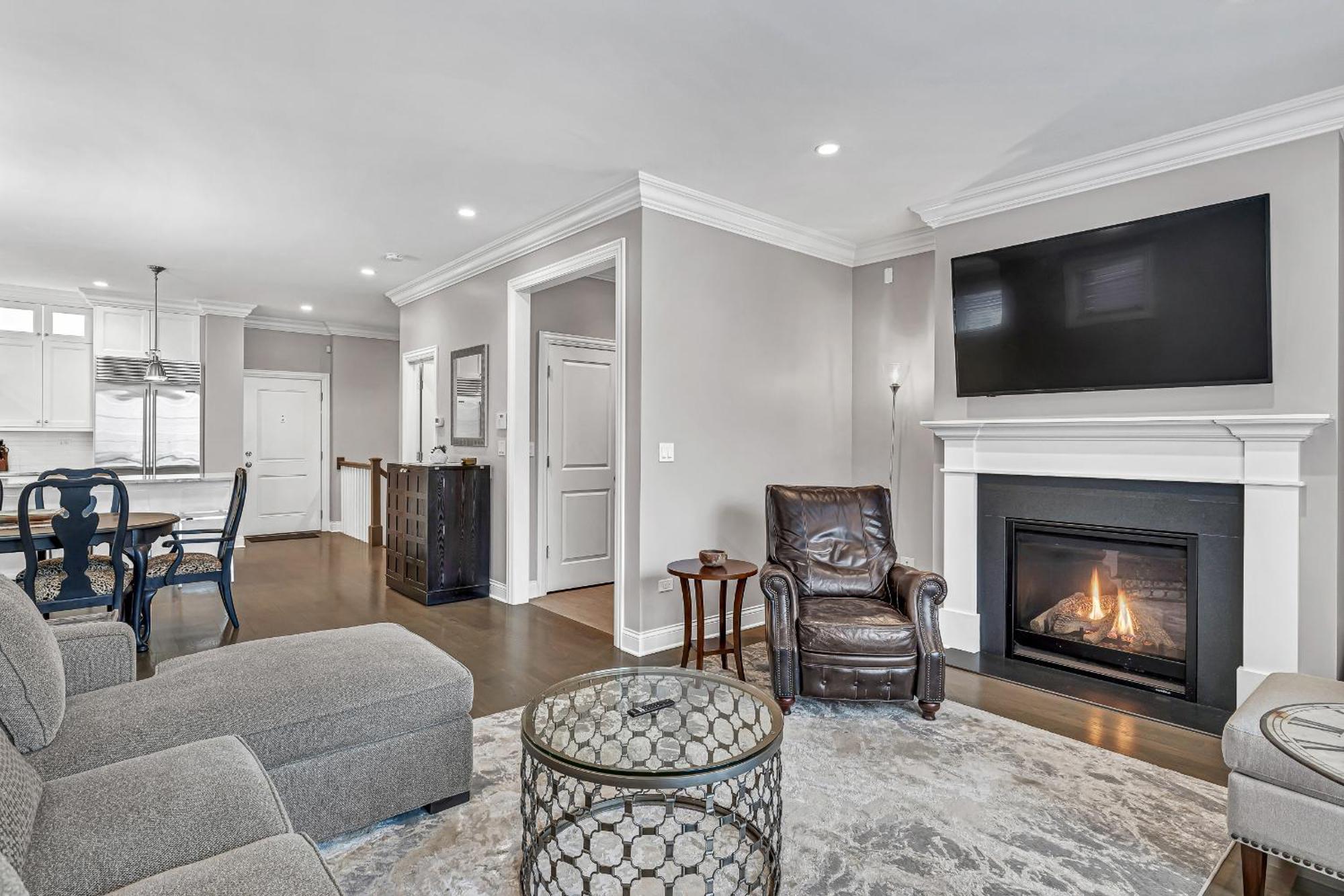 Apartment Elegant Condo-steps From Wrigley Field, 32 Nights *