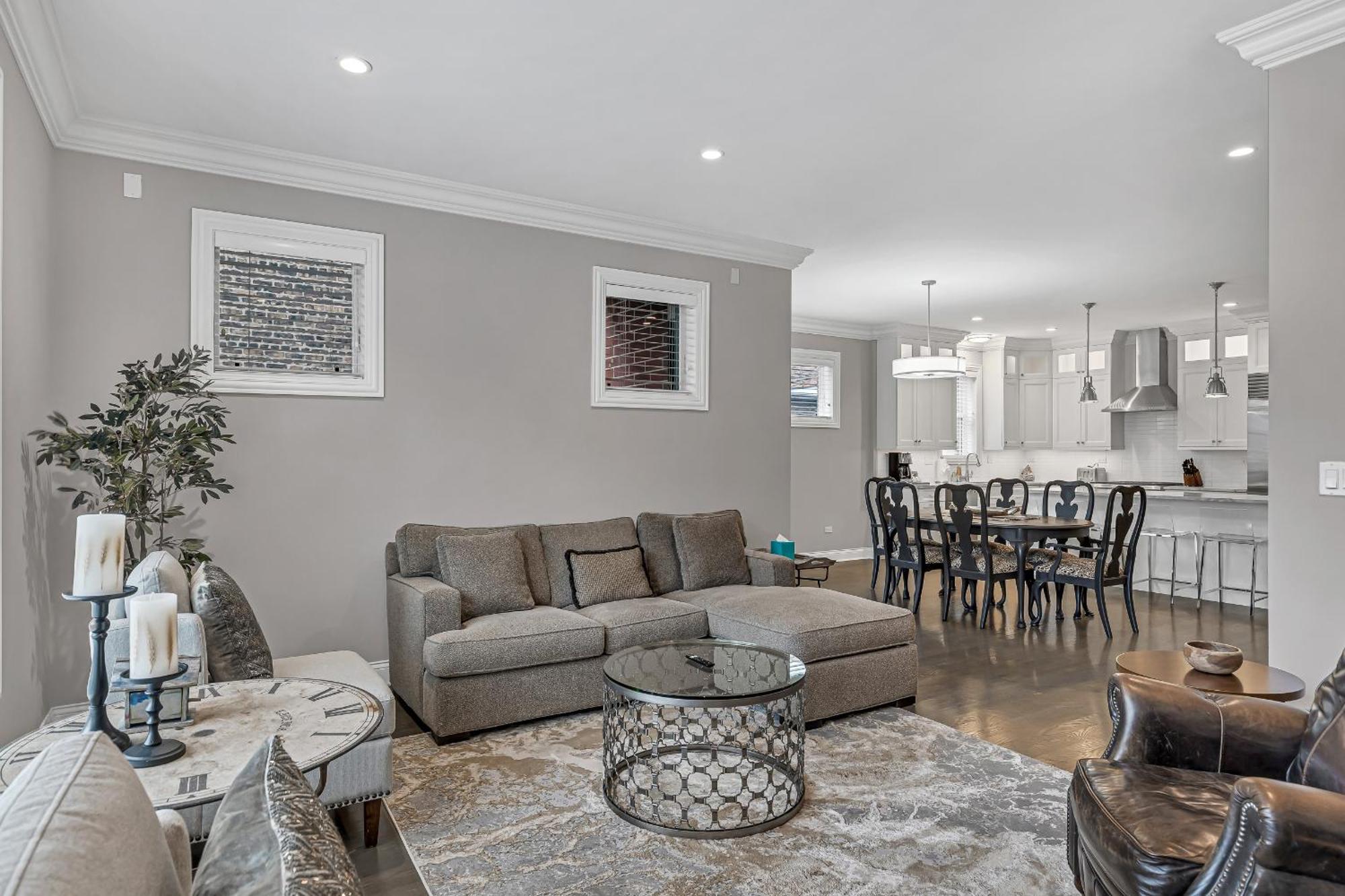 Apartment Elegant Condo-steps From Wrigley Field, 32 Nights Chicago