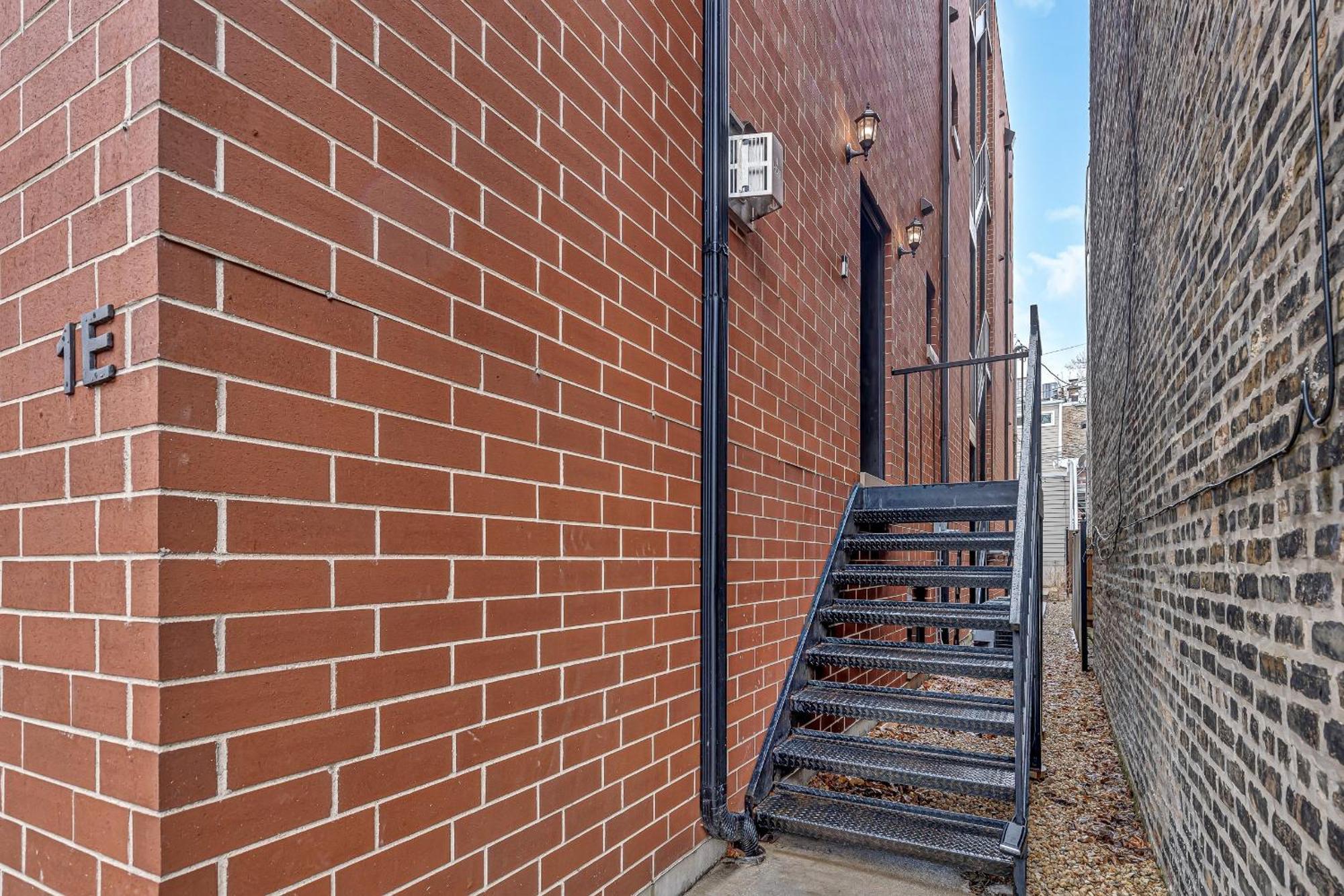 Elegant Condo-steps From Wrigley Field, 32 Nights Apartment