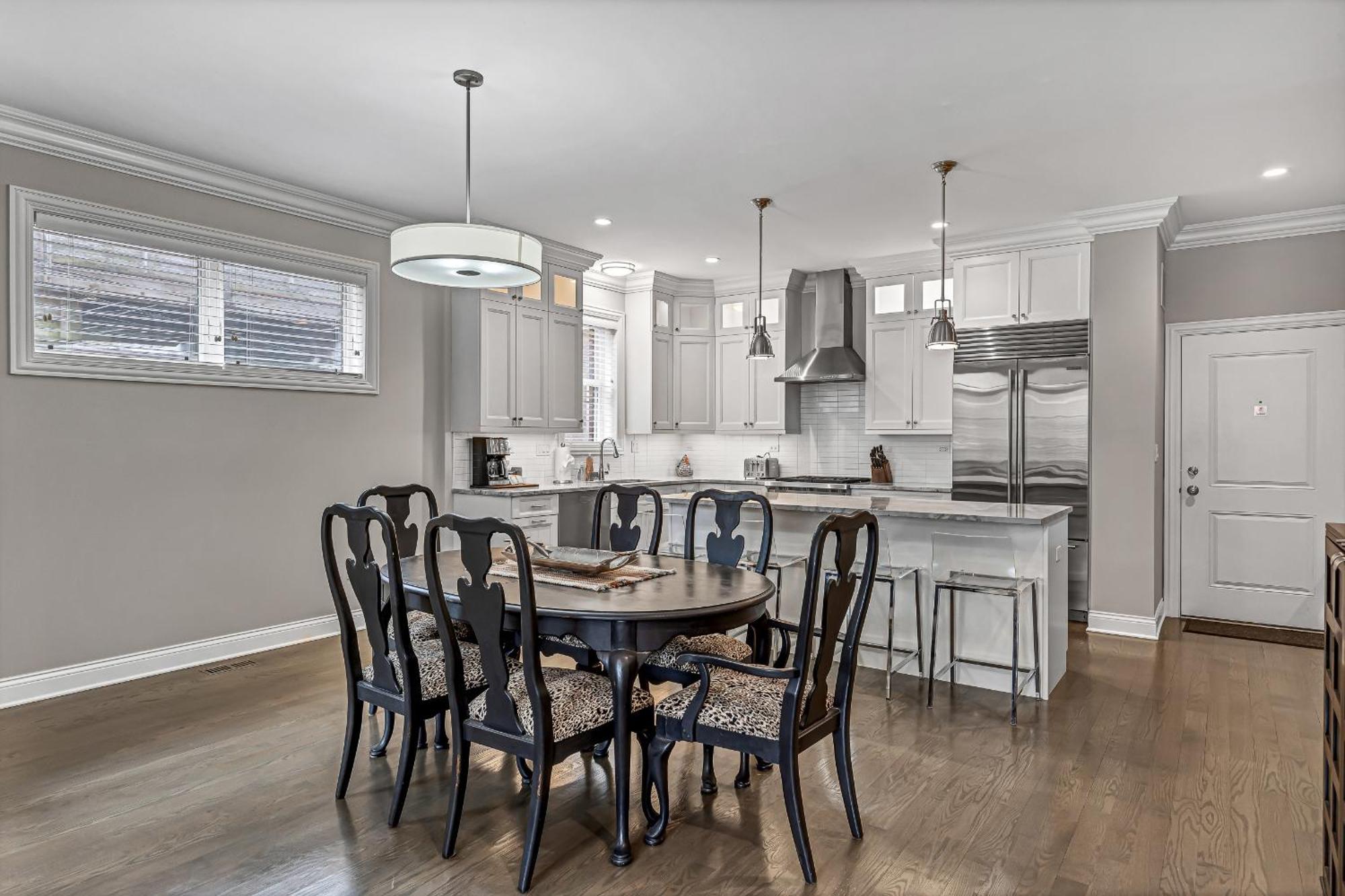 Apartment Elegant Condo-steps From Wrigley Field, 32 Nights Chicago