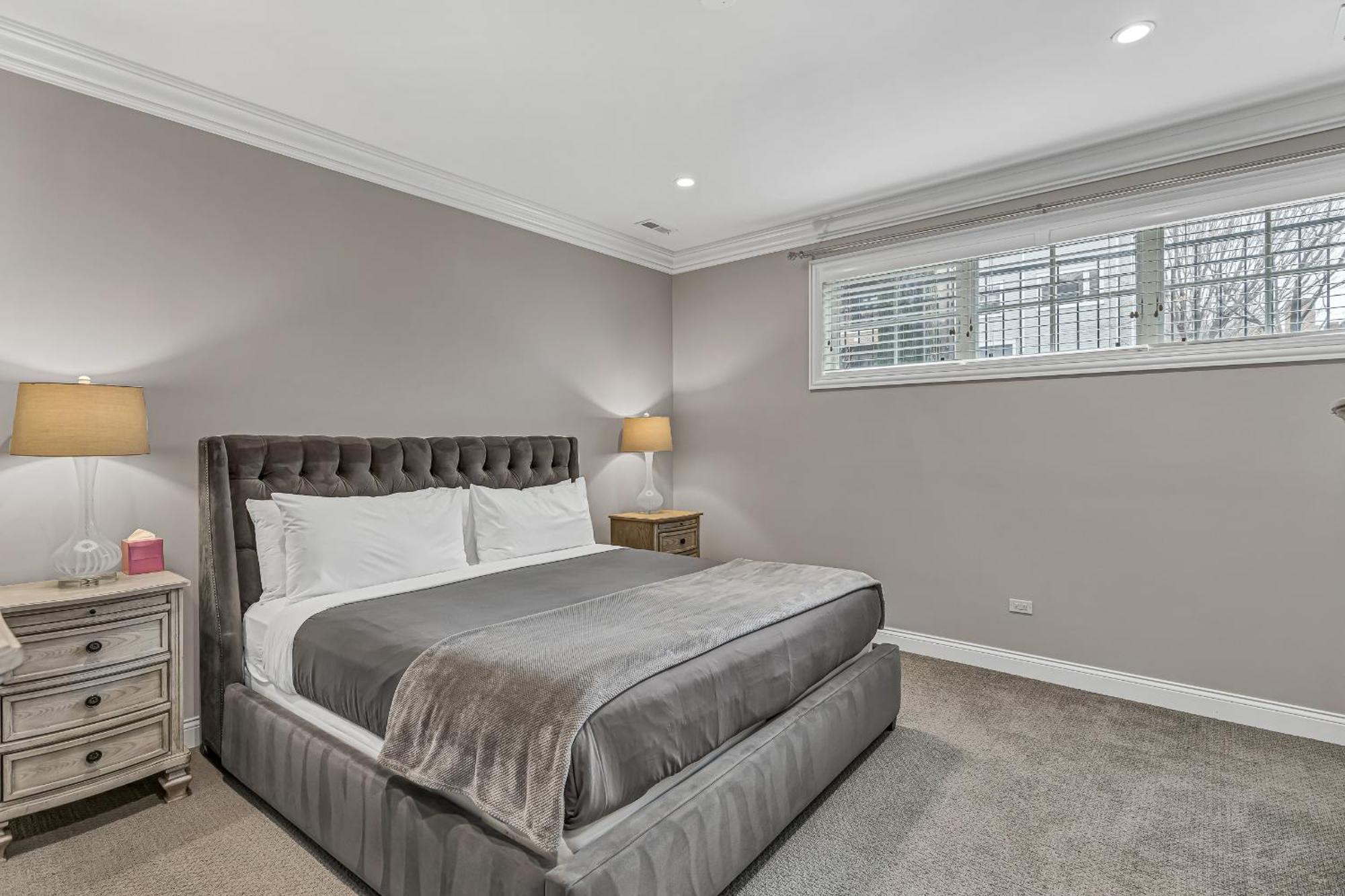 Elegant Condo-steps From Wrigley Field, 32 Nights *
