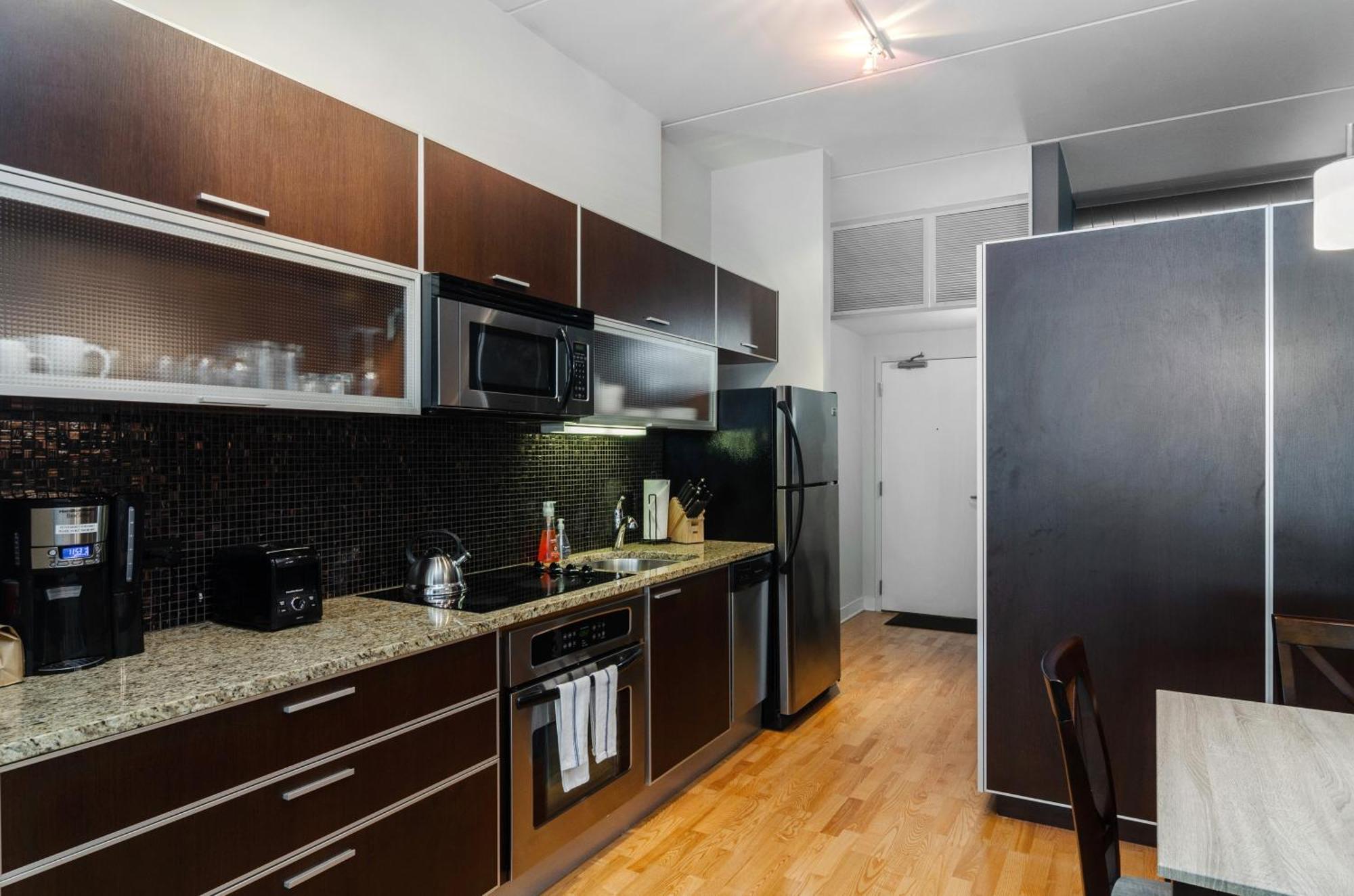 Foodie's Dream! Walk To Amazing Restaurants! Full Kitchen A Balcony For Al Fresco Dining! Chicago