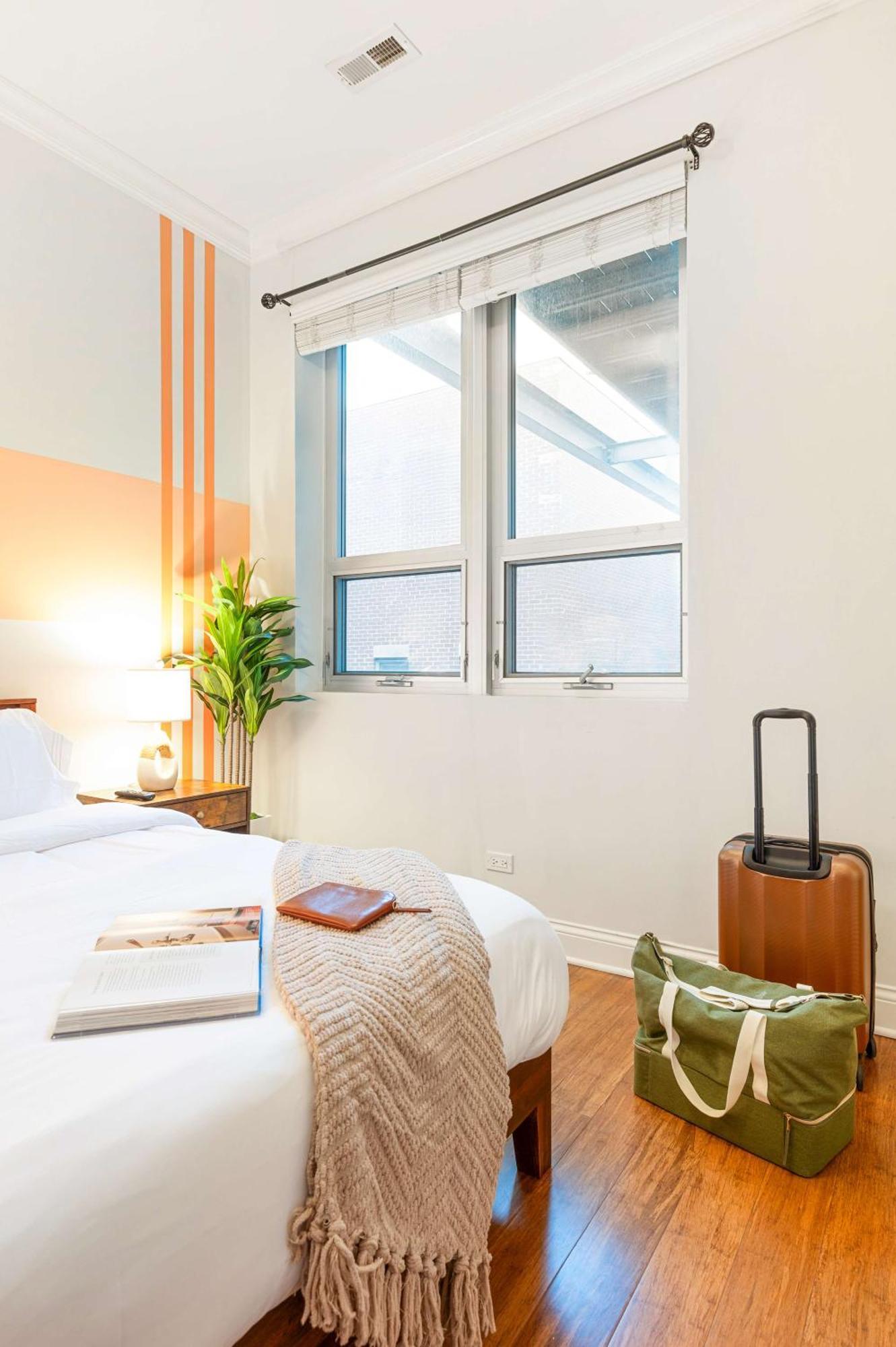 1 Free Parking Gym Balcony Sleeps 12 * Chicago