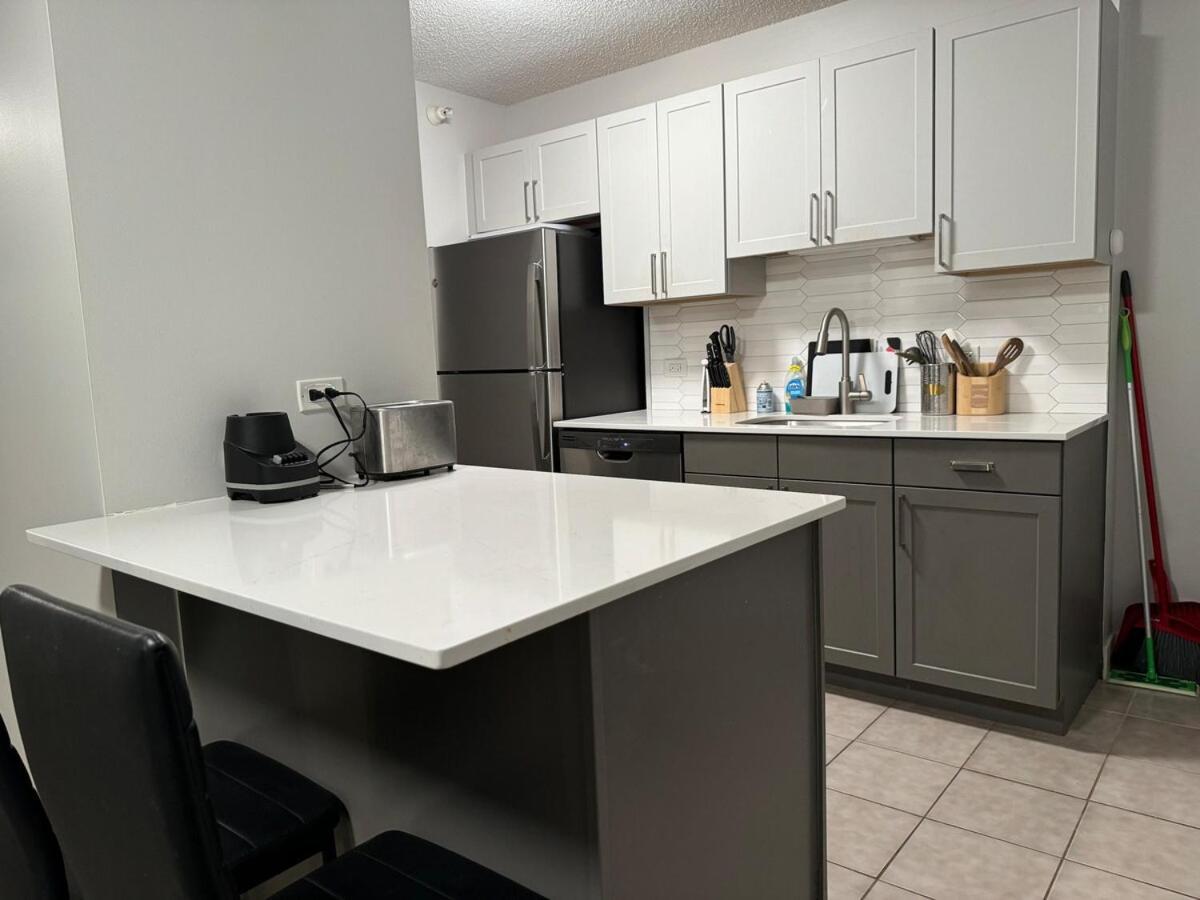 Cozy 2 Bedroom By Lakeshore Apartment *