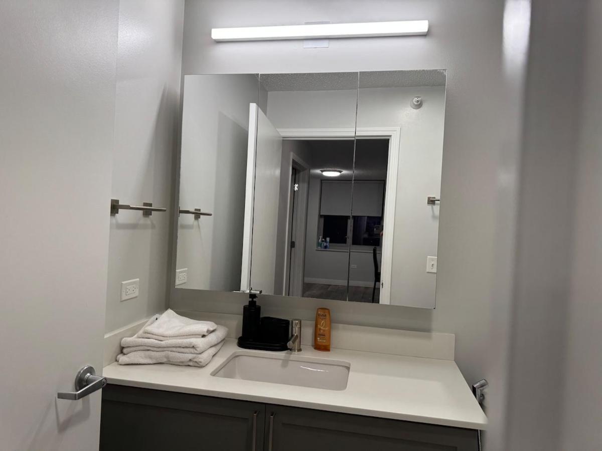 Cozy 2 Bedroom By Lakeshore Apartment