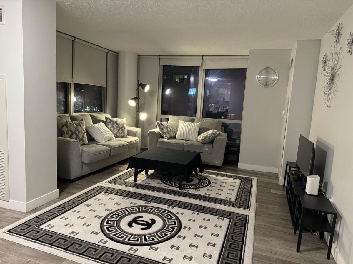 Cozy 2 Bedroom By Lakeshore Apartment