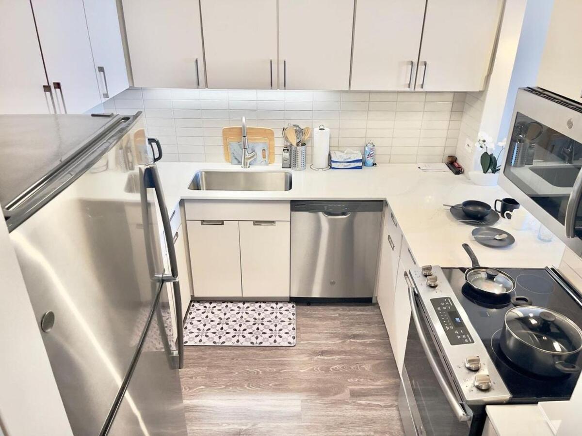 Iconic Style, Charming View Apartment Chicago