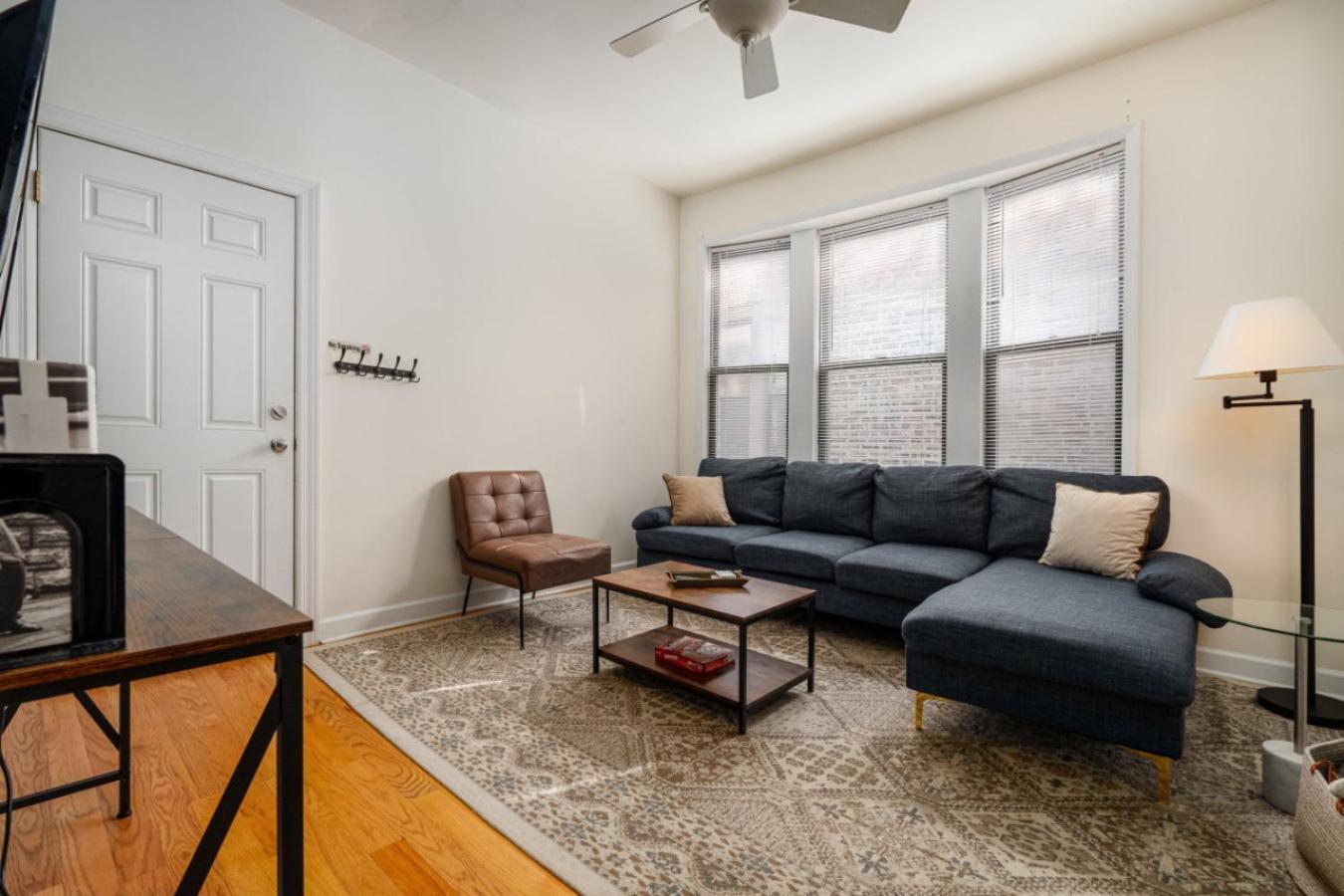 Apartment Ukrainian Village 2br Modern D2 *