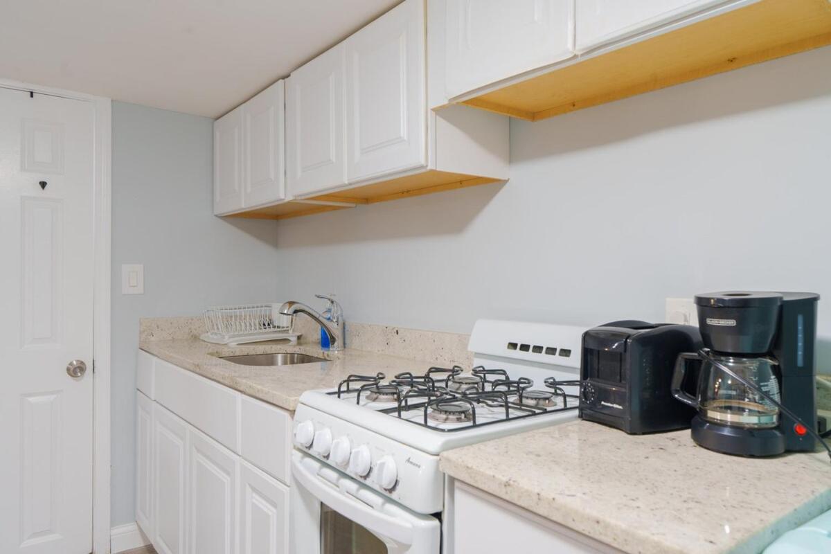 Cozy Logan Square Easy Access Apartment